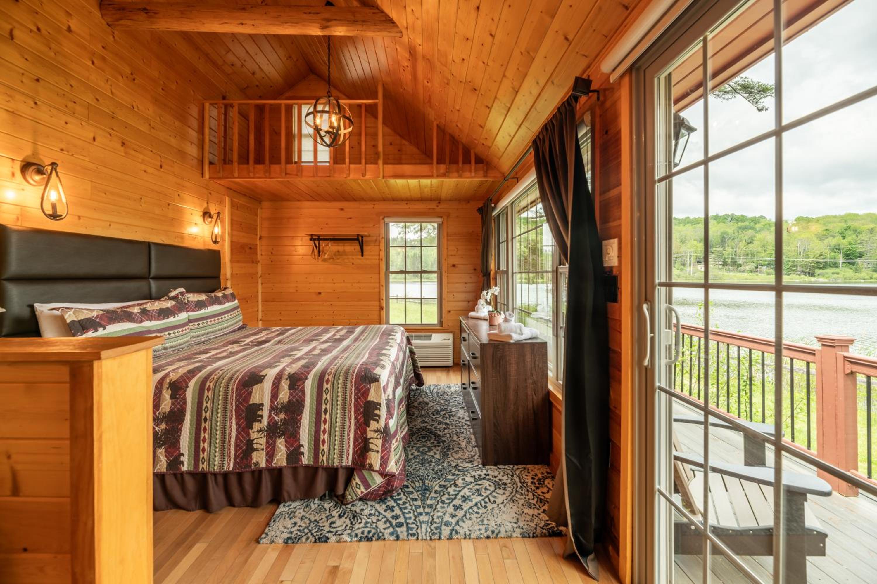 Charming Lakeside Log Cabin 