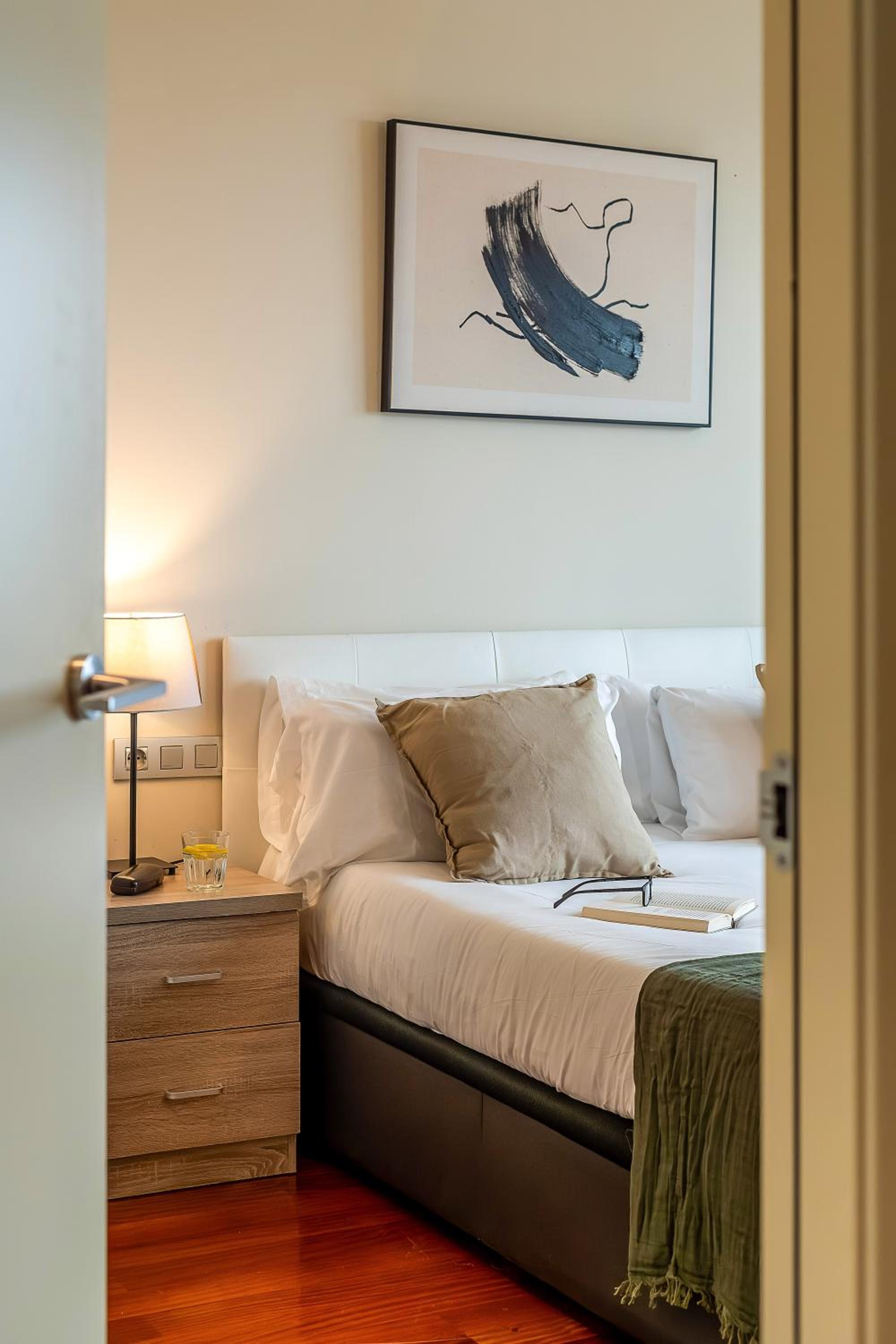 Apartamento de dos habitaciones con balcón y vista al mar
