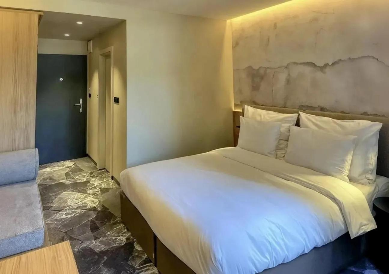 Deluxe Double Room (2 Adults + 1 Child) photo 2