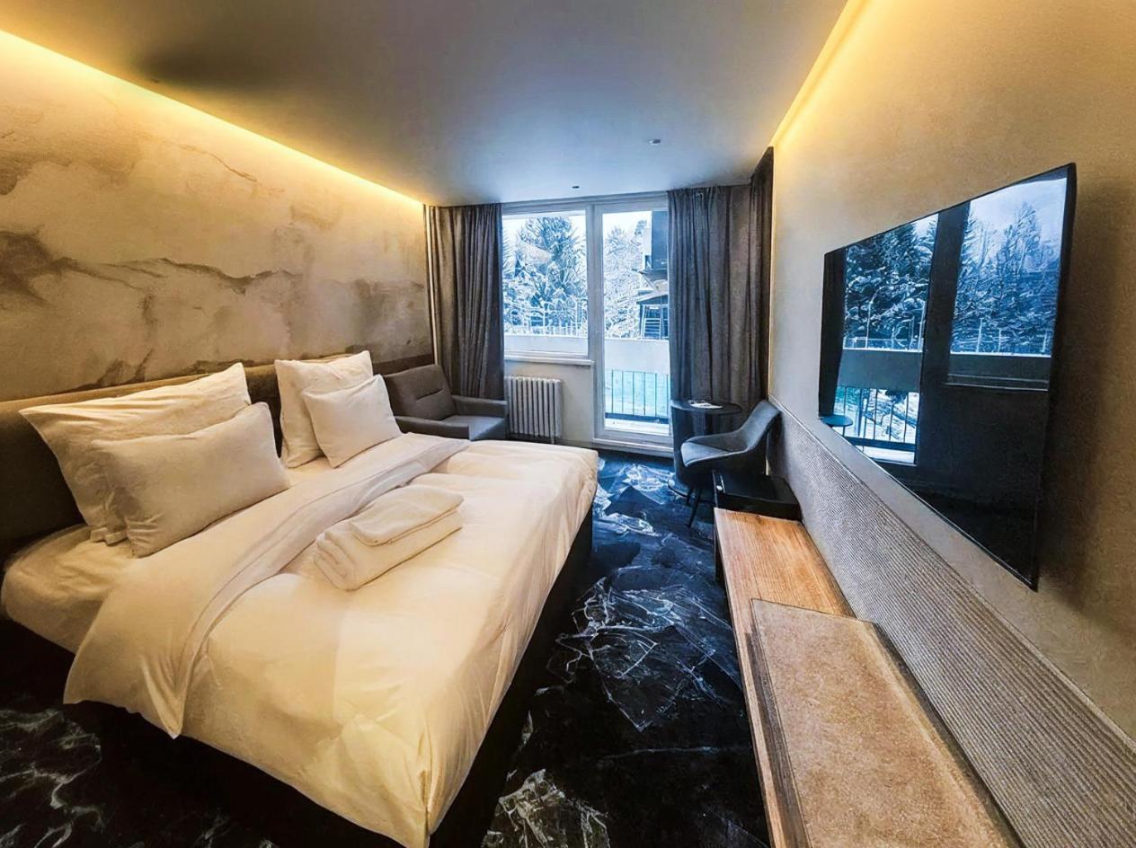 Deluxe Double Room (2 Adults + 1 Child)