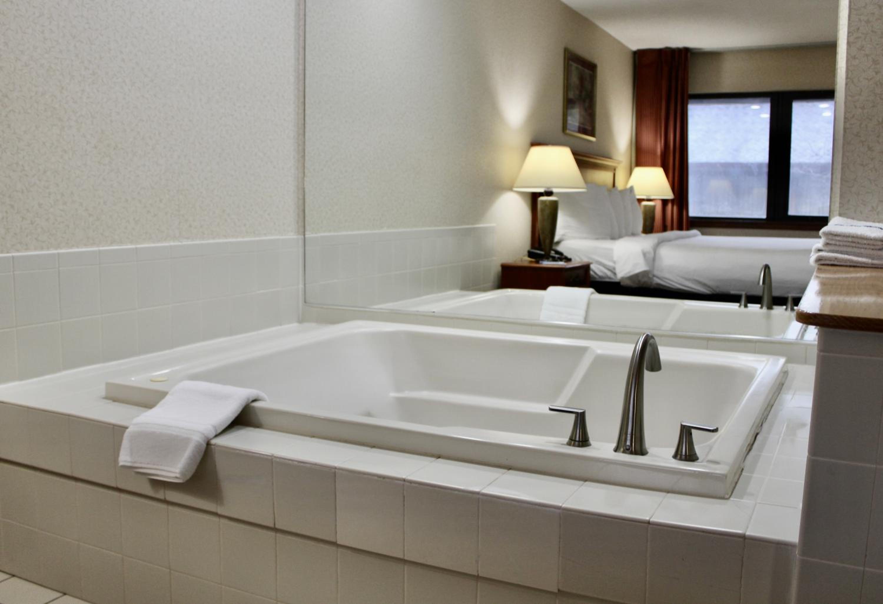 King Suite with Spa Bath - Photo 2