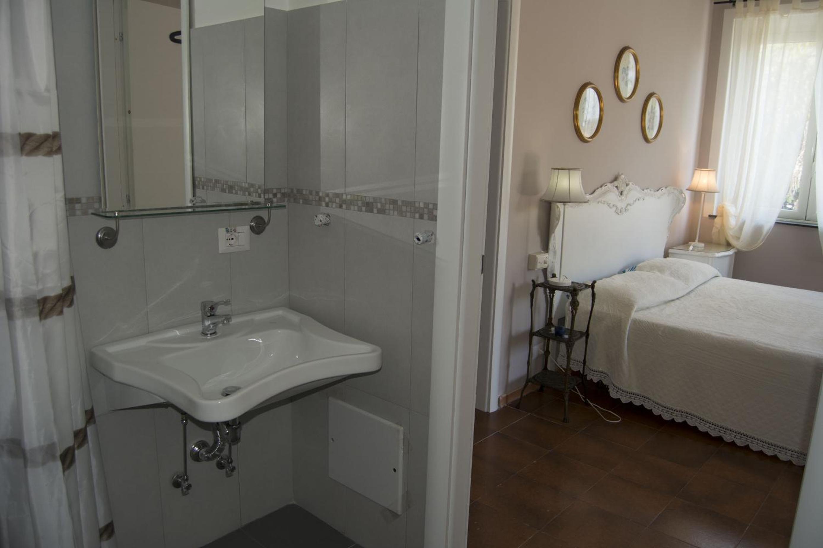 Deluxe Double Room with Balcony and Sea View photo 3