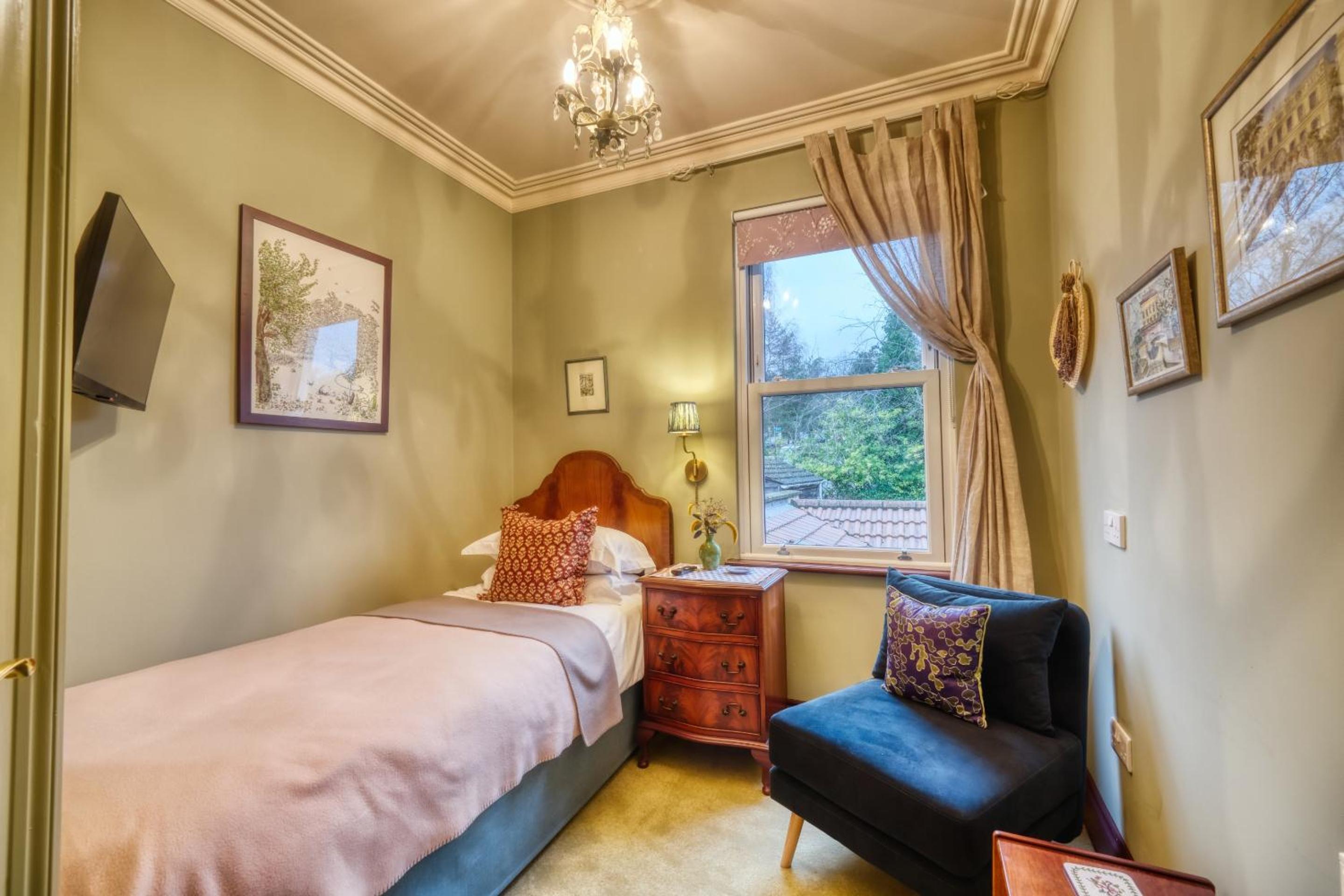 Single Room with Private Bathroom photo 2