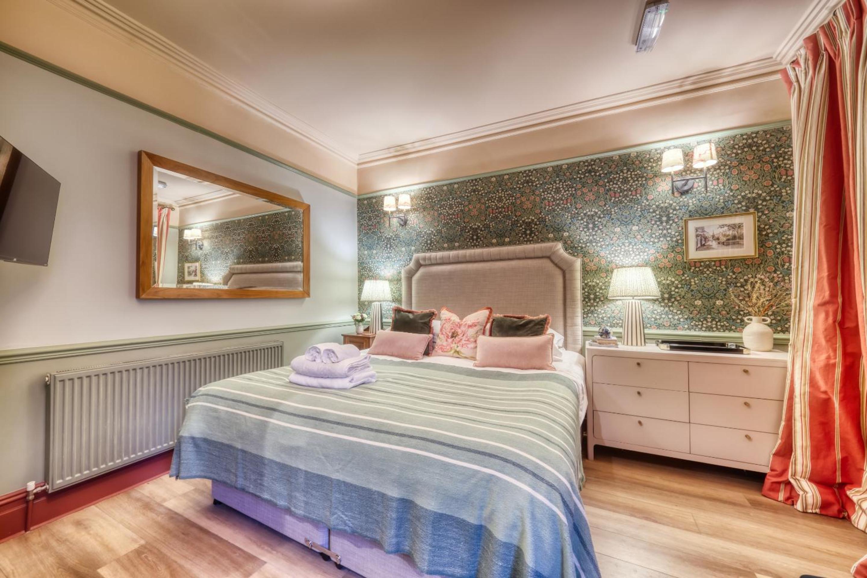 Deluxe King Room photo 2