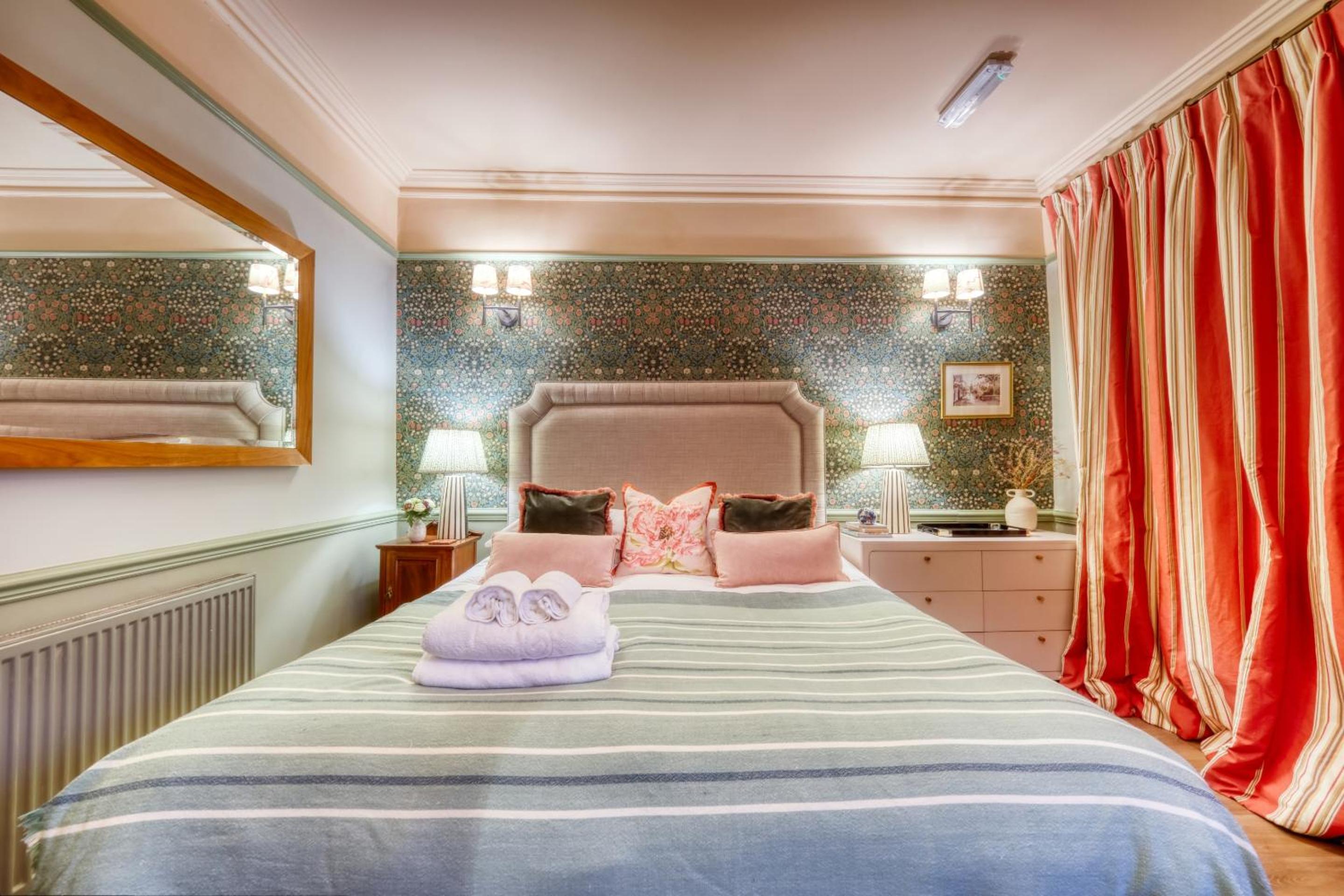 Deluxe King Room photo 3