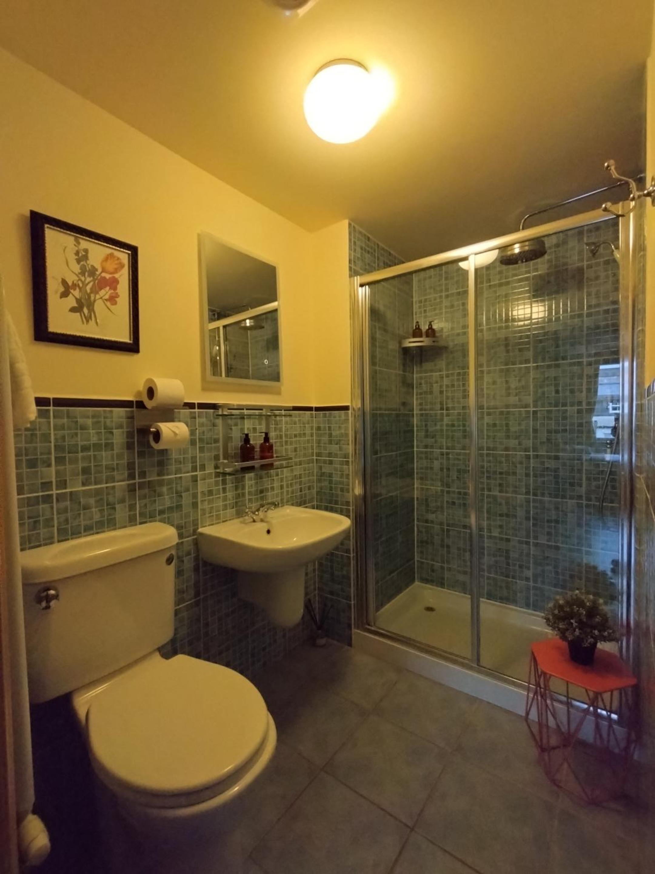 Twin Room with Private Bathroom photo 3