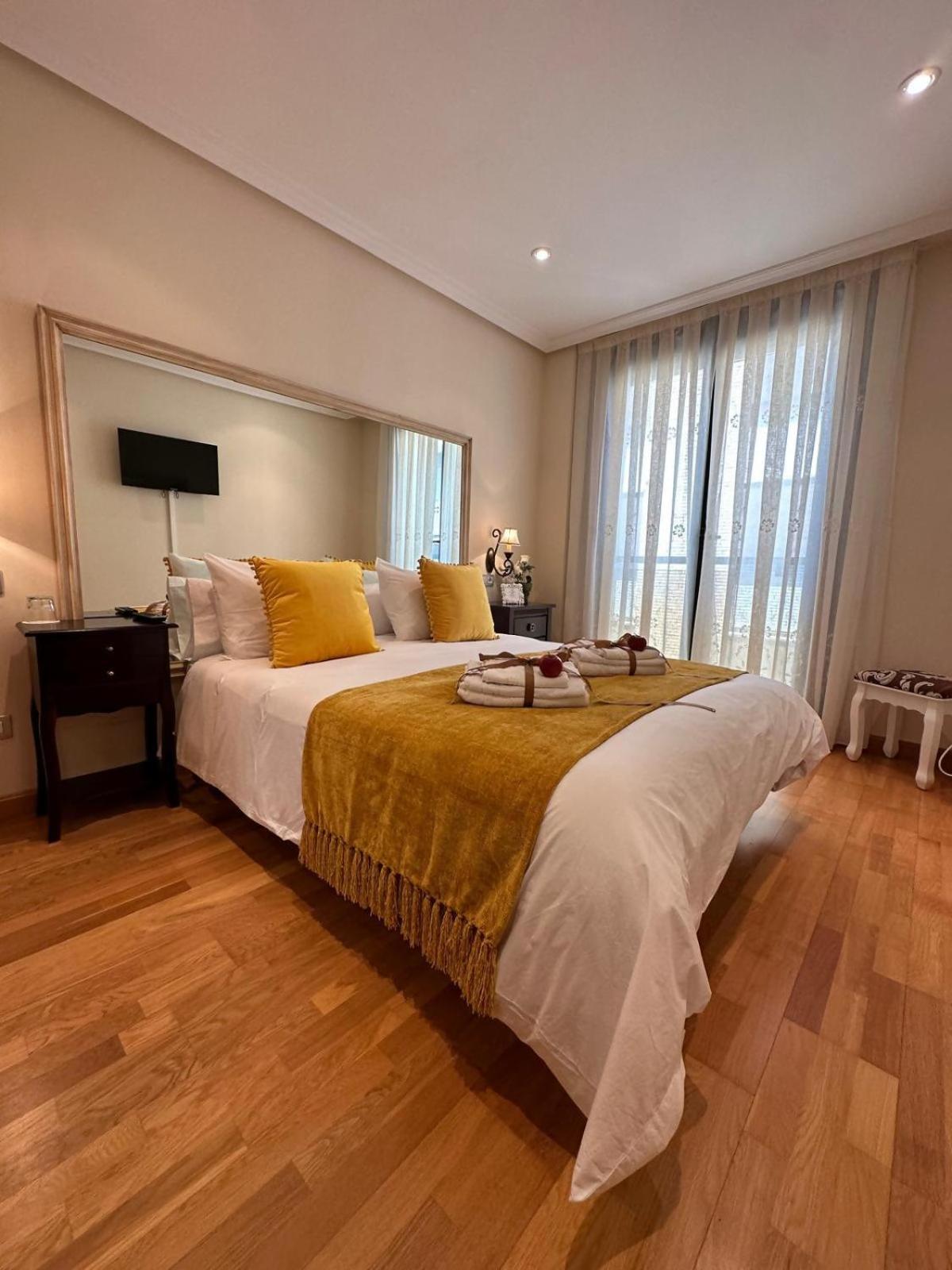 Double Room with Shared Bathroom photo 3