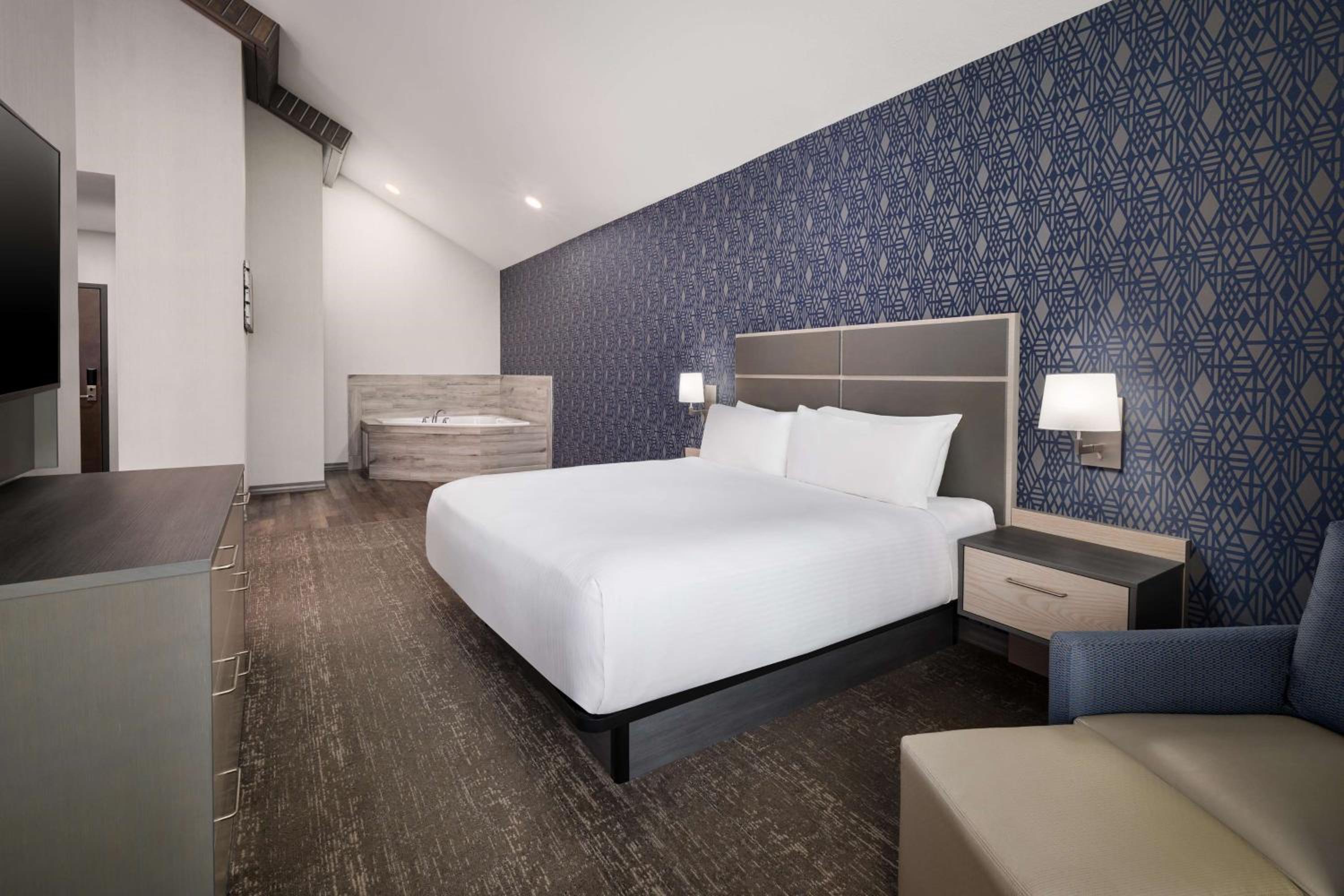 Deluxe Suite with Spa Bath - Photo 4