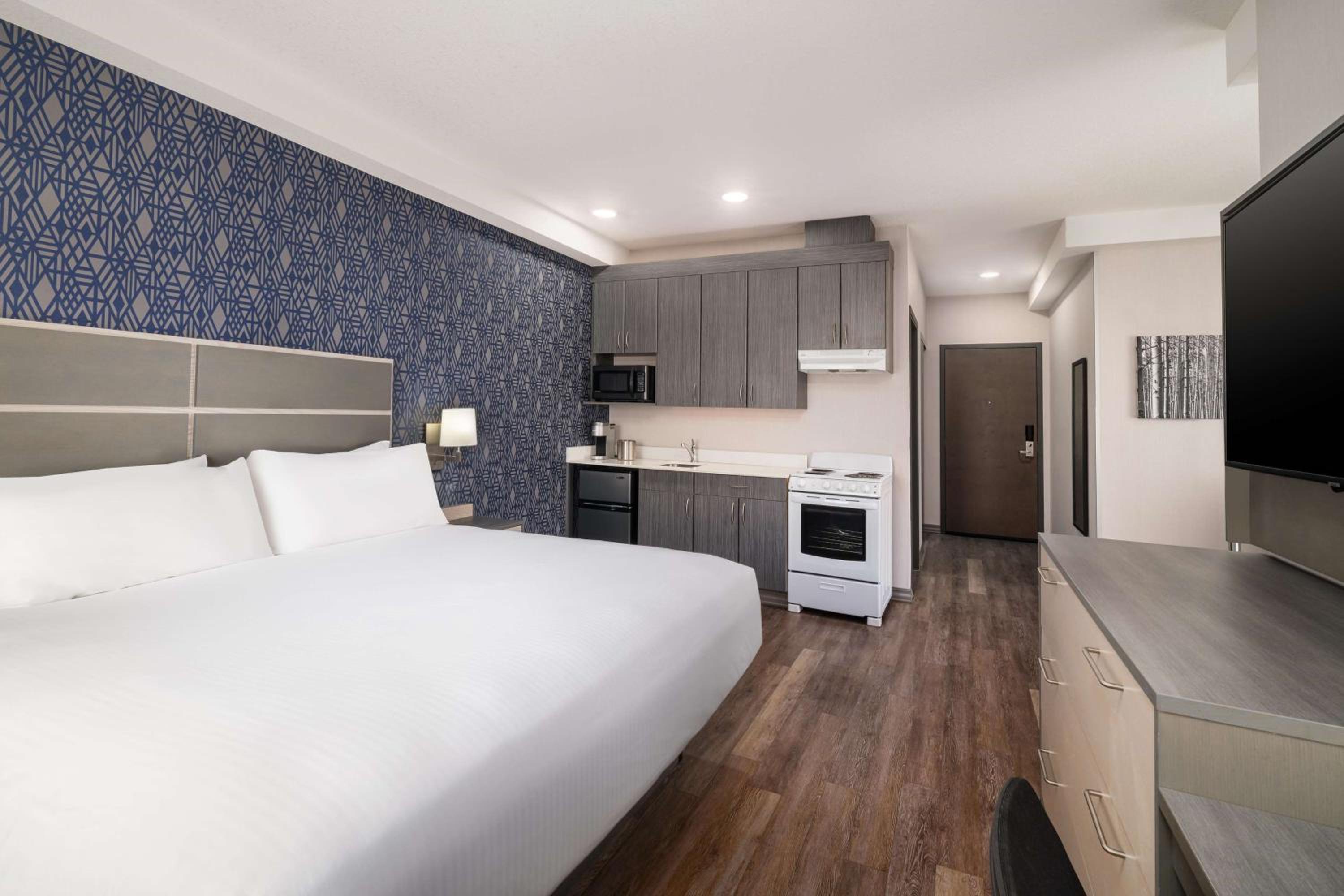 King Suite with Jetted Tub and Fireplace - Non-Smoking - Photo 3