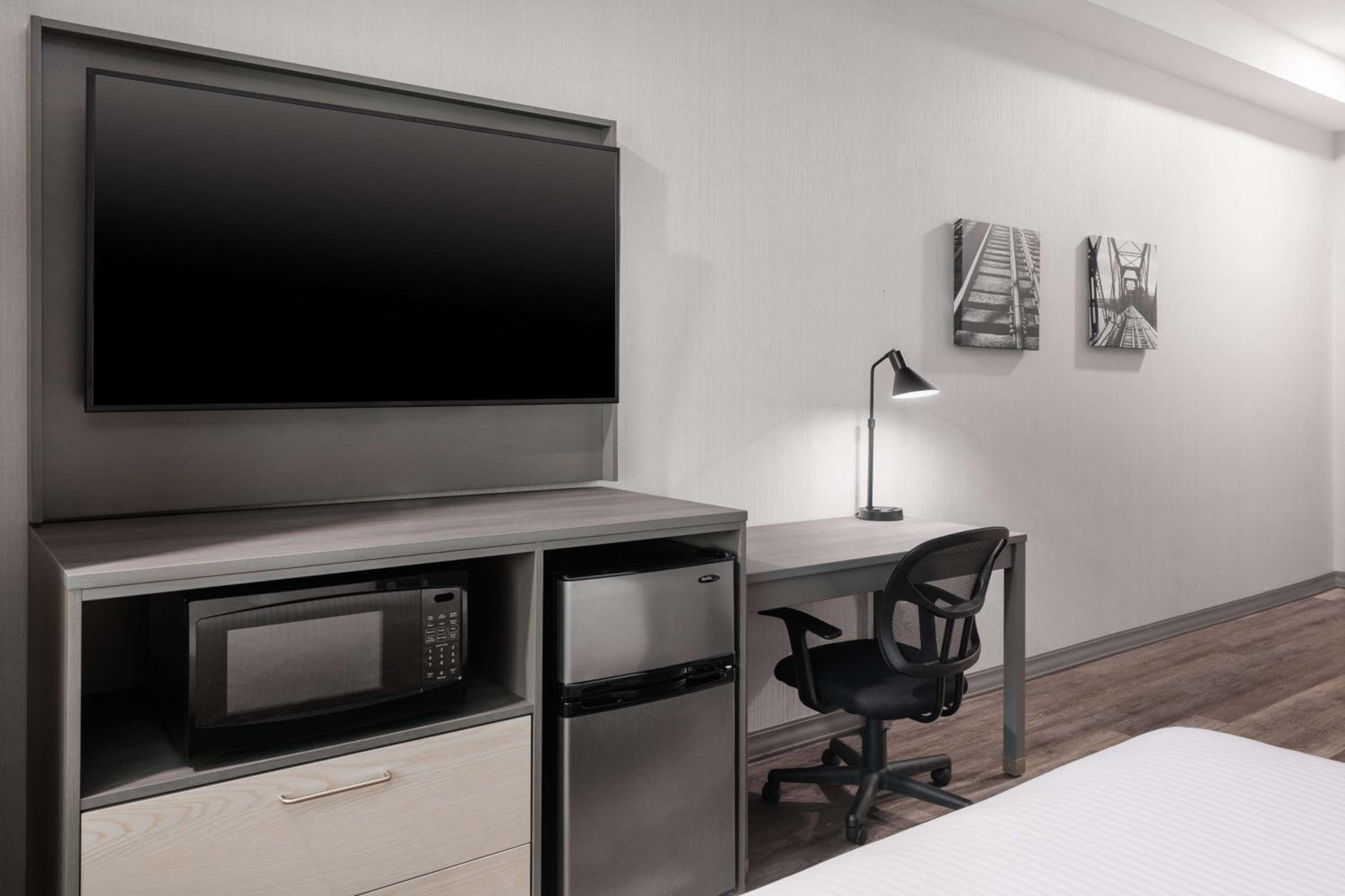King Room with Roll-in Shower - Disability Access/Non-Smoking