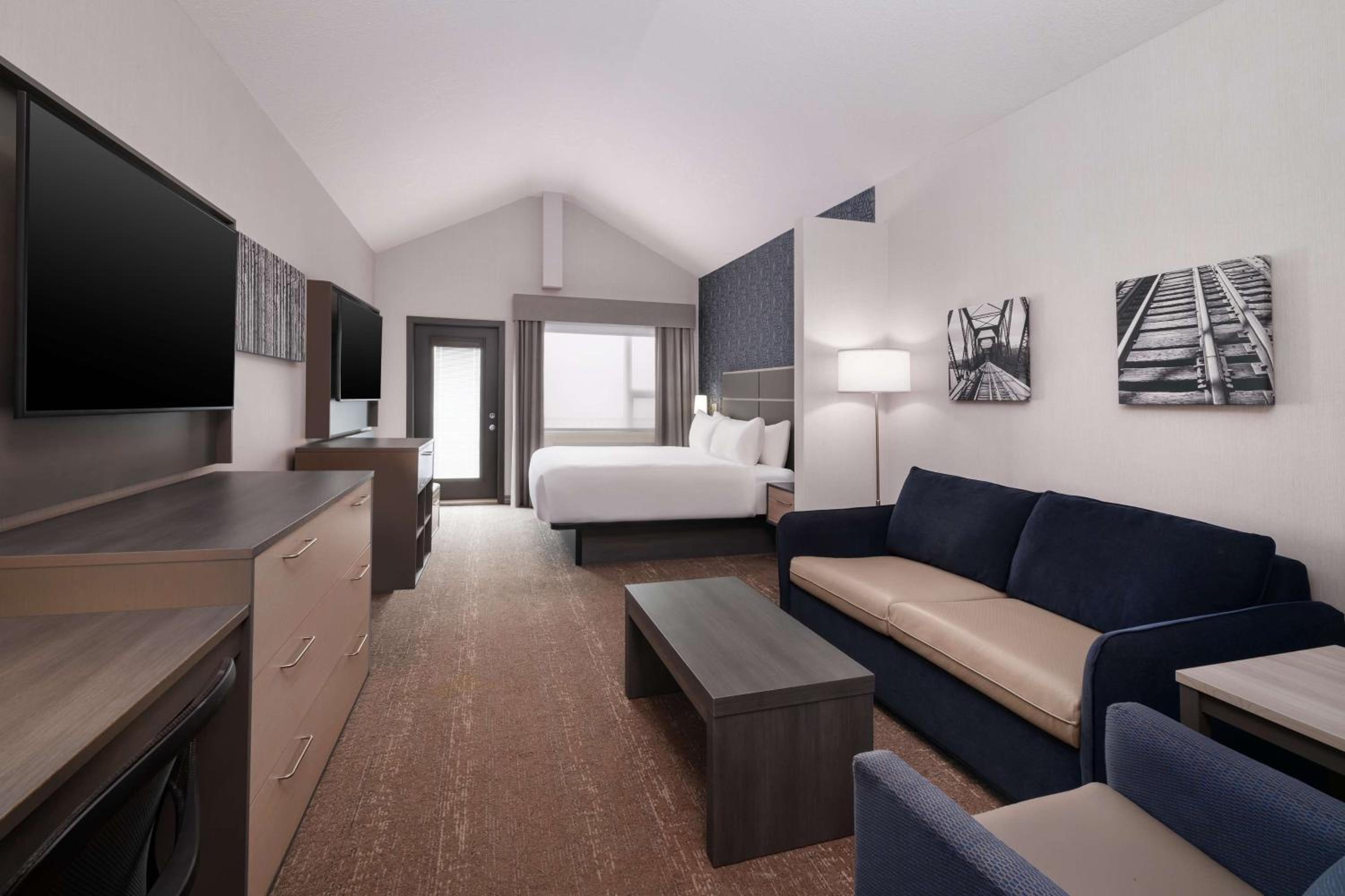King Room with Sofa Bed and Balcony - Photo 5