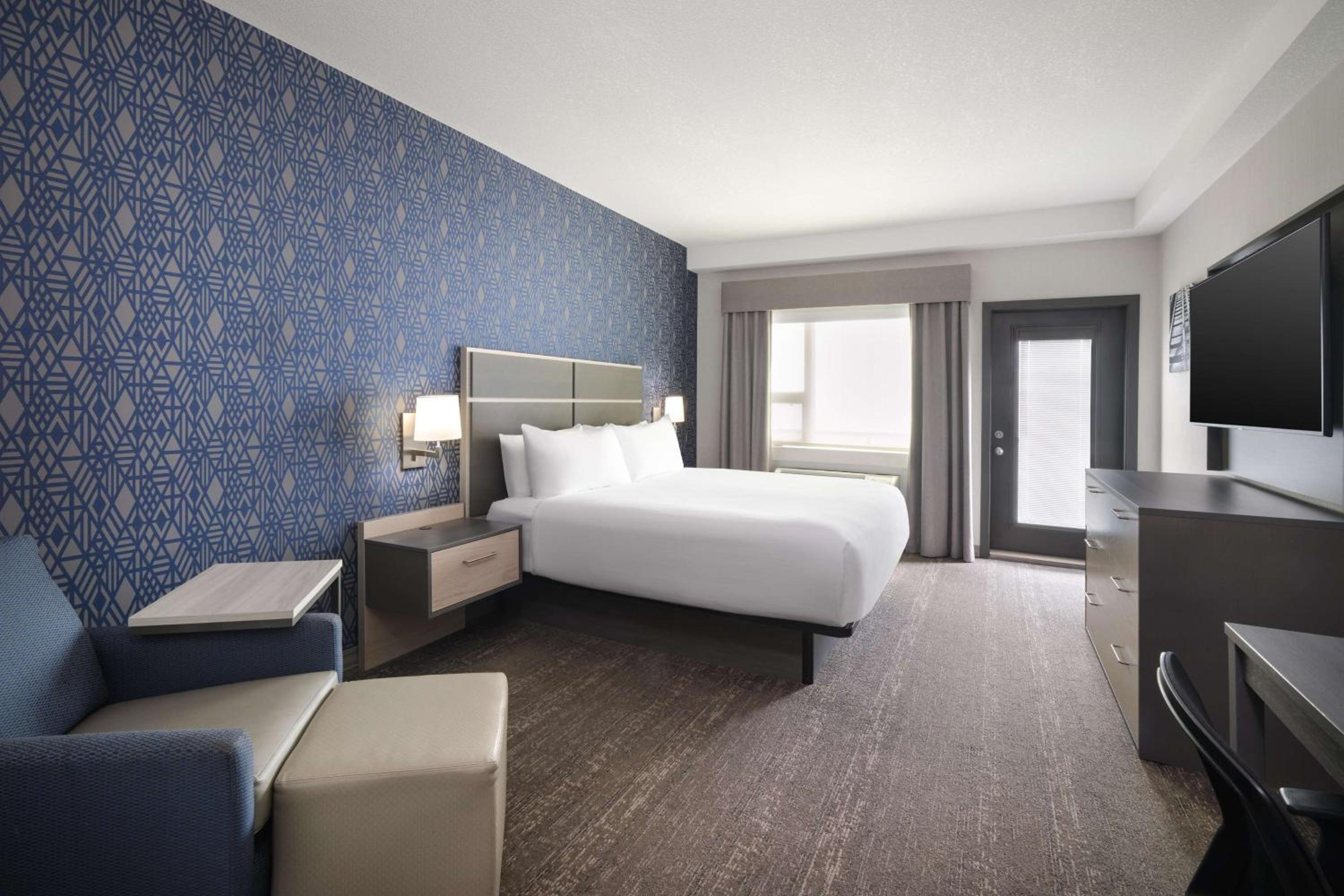 King Room with Sofa Bed and Balcony - Photo 4