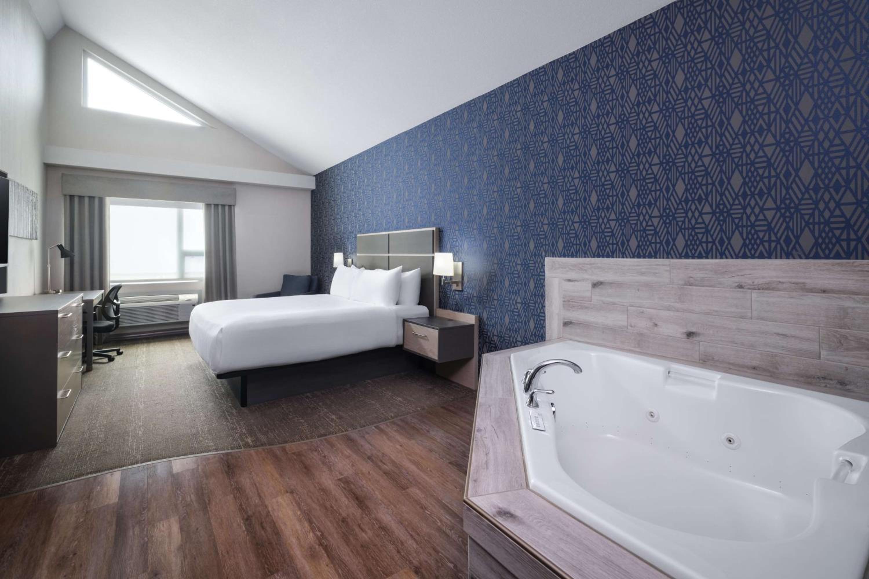 King Suite with Jetted Tub and Fireplace - Non-Smoking - Photo 2
