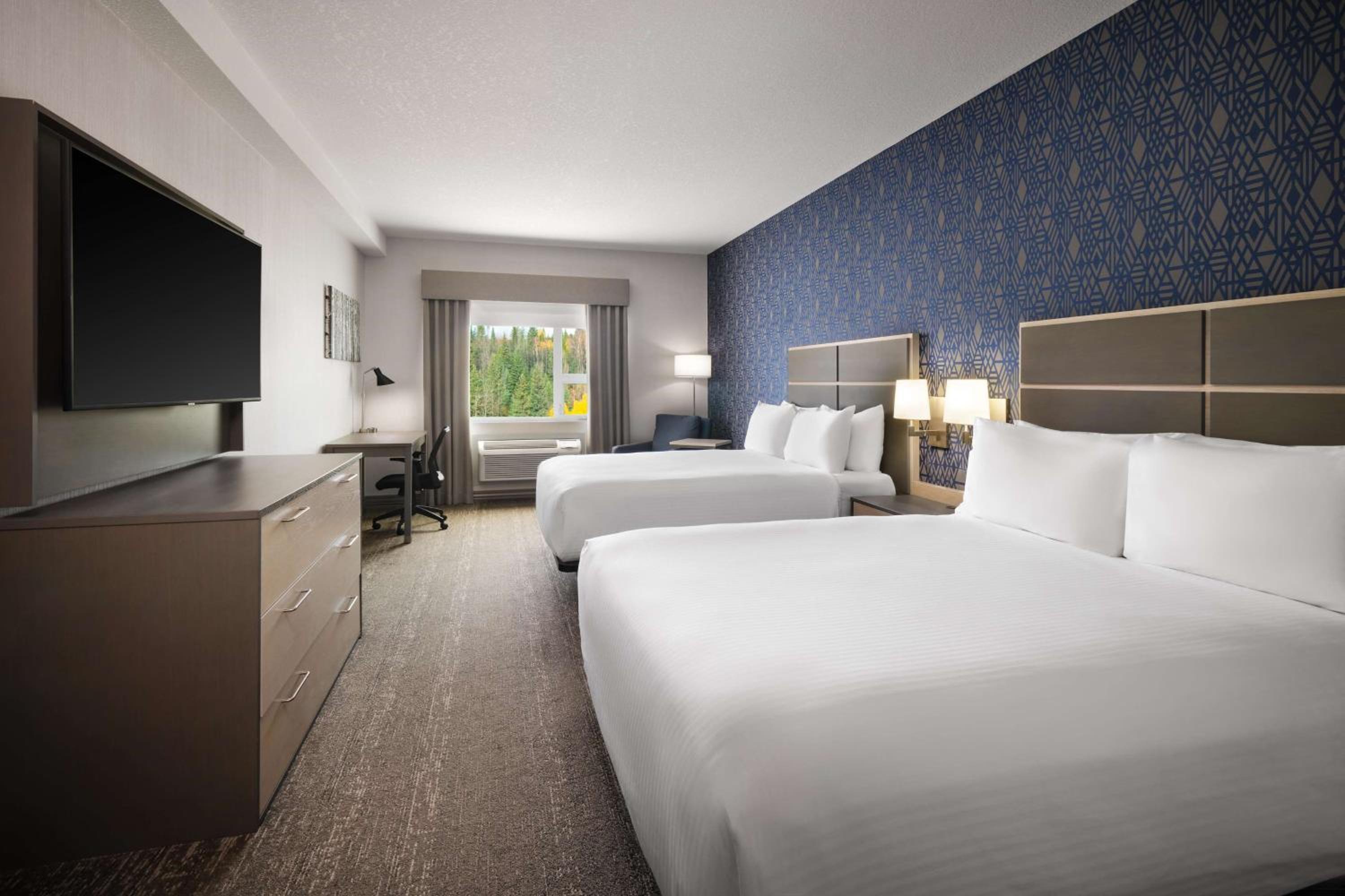 Queen Room with Two Queen Beds - Photo 3