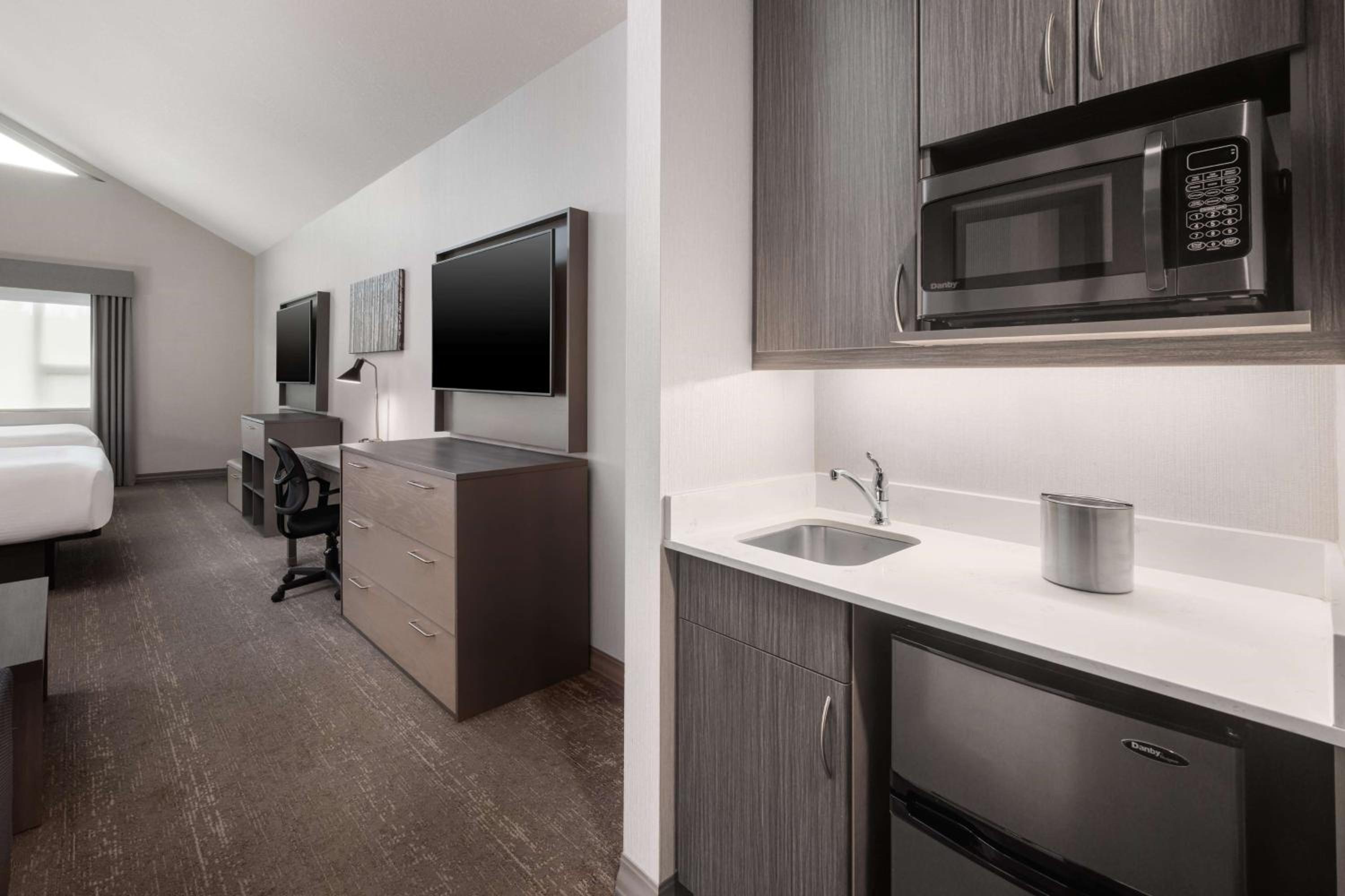 Family Room - Photo 4