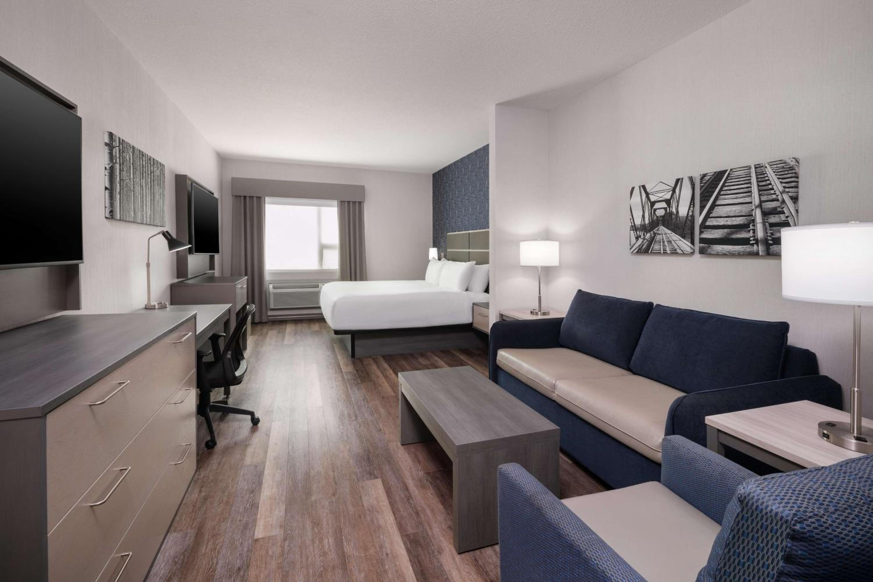 King Room with Sofa Bed - Photo 3