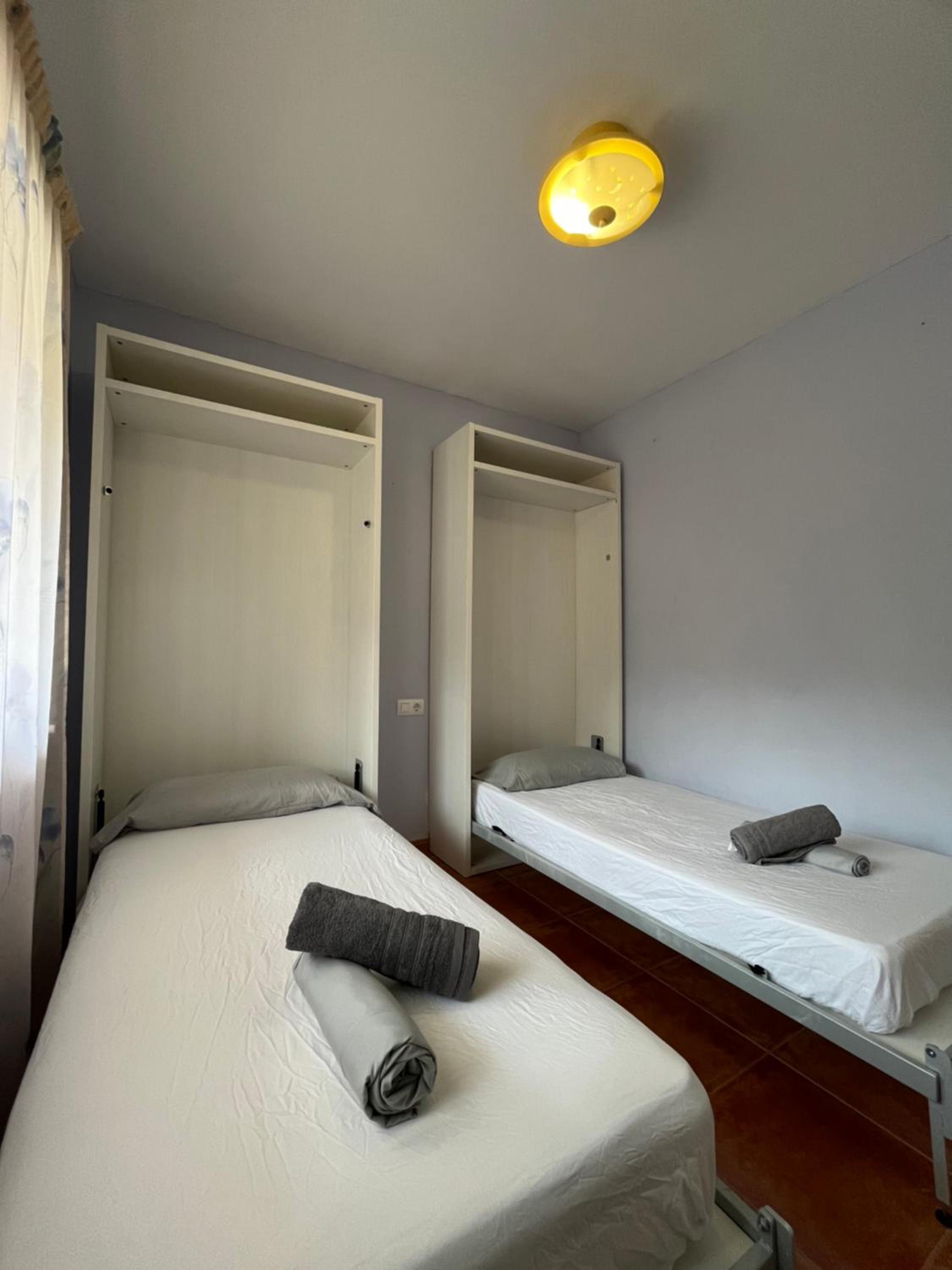 Apartamento de dos habitaciones con balcón y vista al mar