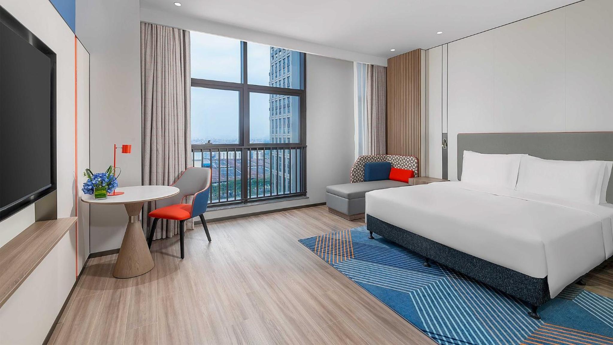 Standard King Room with Extra Floor Space photo 2