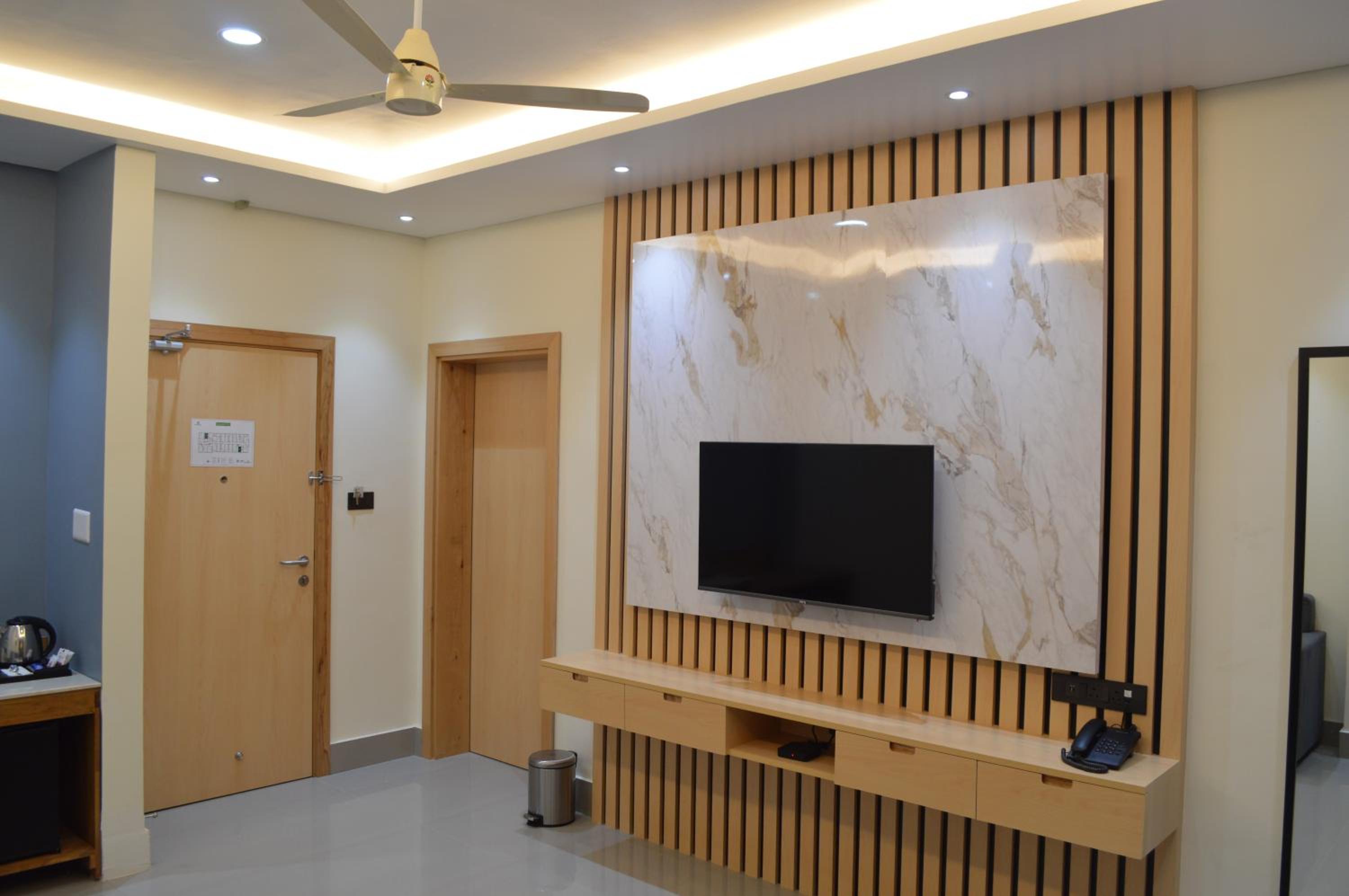 Executive Suite - Photo 8