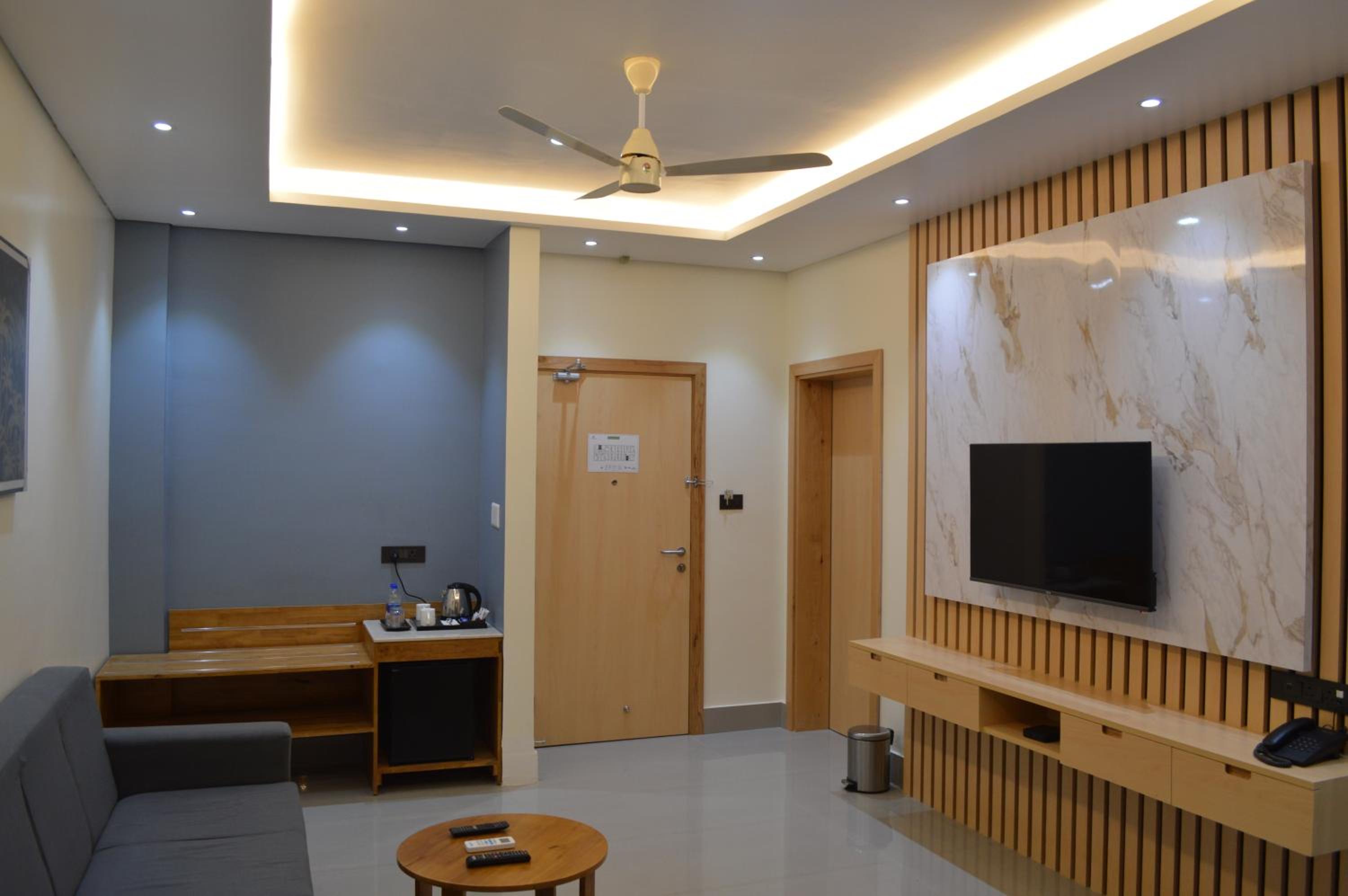 Executive Suite - Photo 9