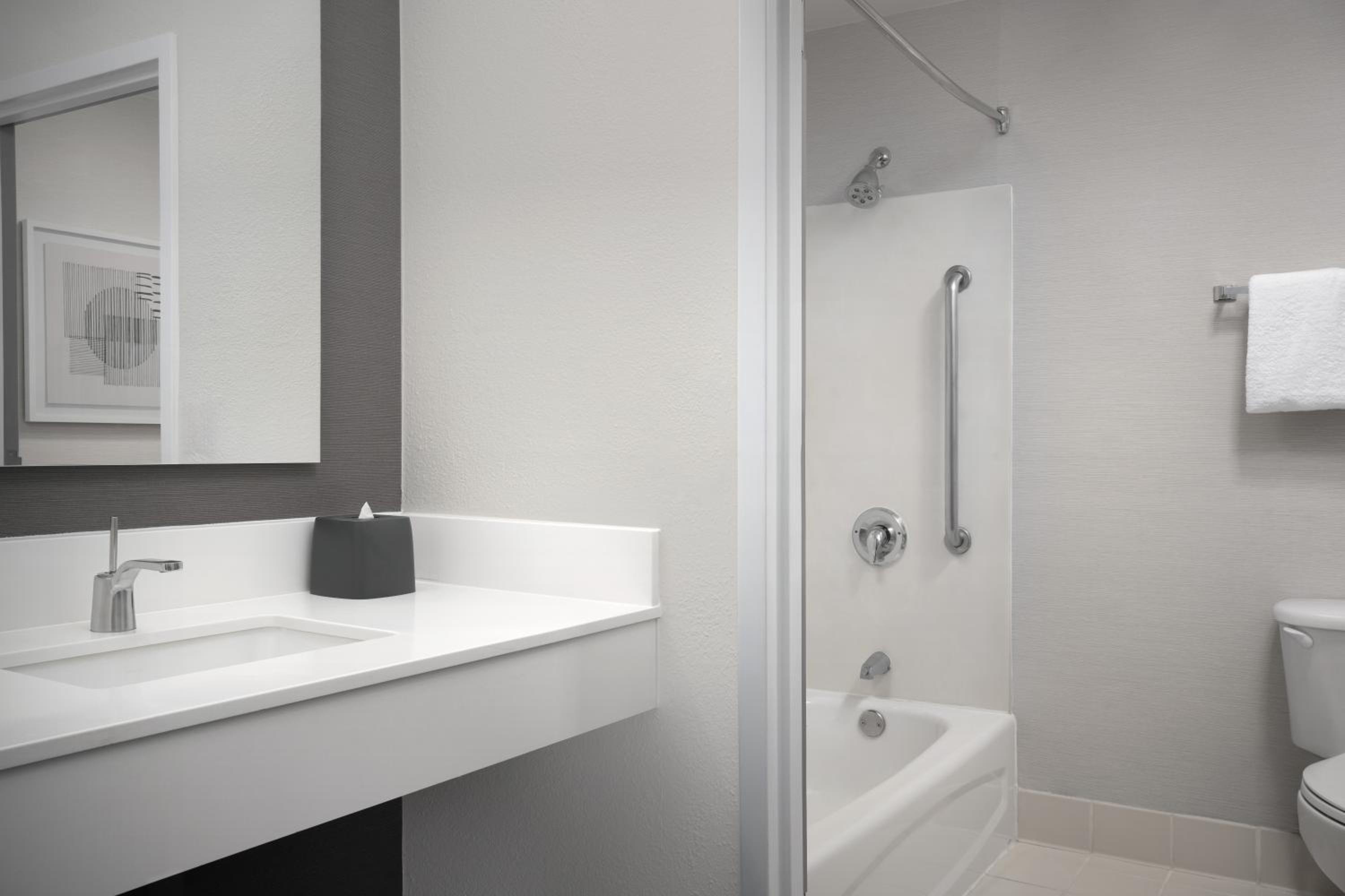 One-Bedroom King Suite with Sofa Bed - Mobility Accessible with Tub - Photo 3