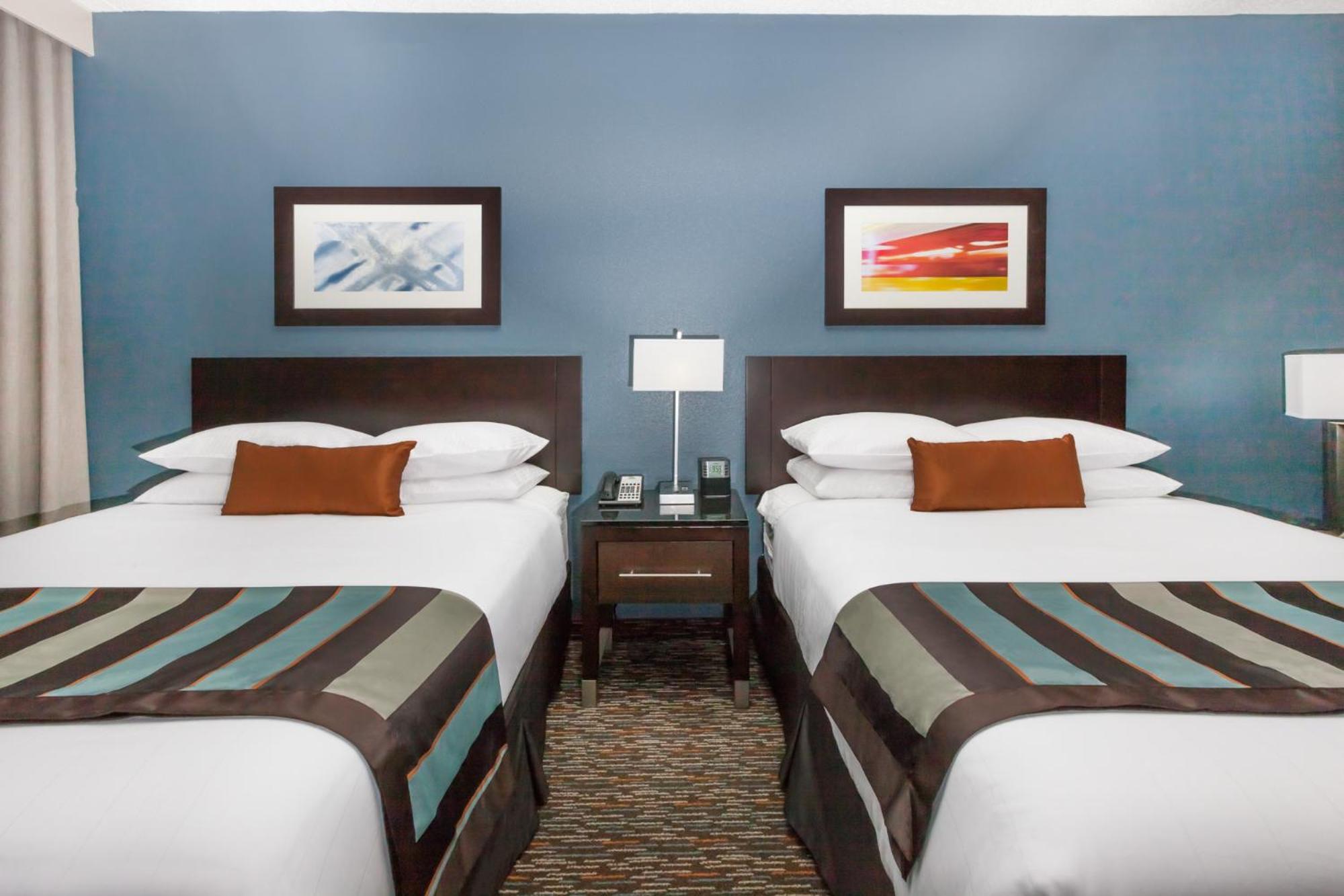 Queen Room with Two Queen Beds - Non-Smoking - Photo 9
