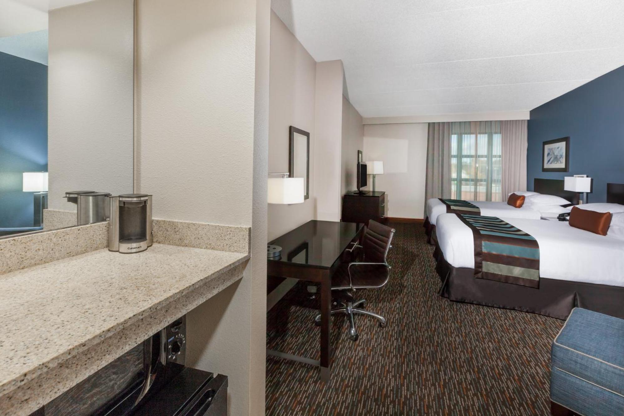 Queen Room with Two Queen Beds - Non-Smoking - Photo 8