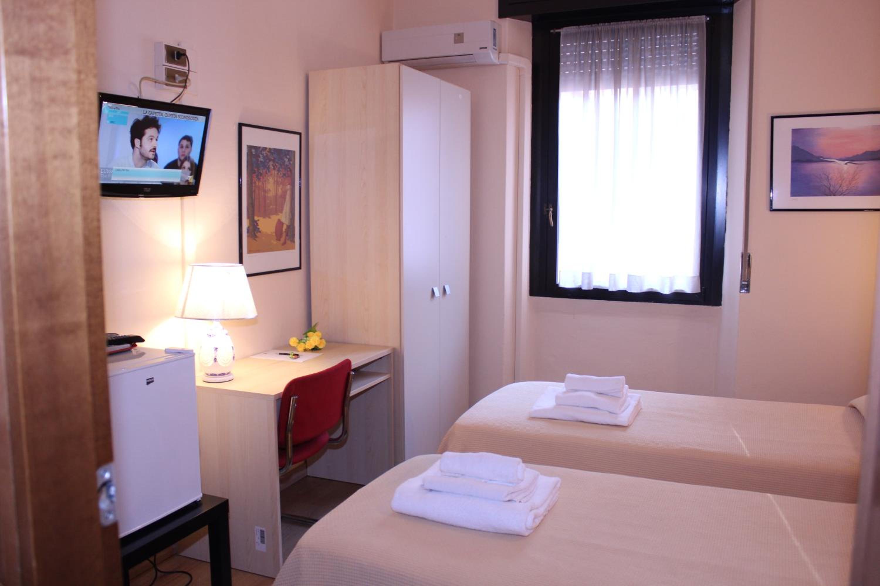 Twin Room - Photo 4