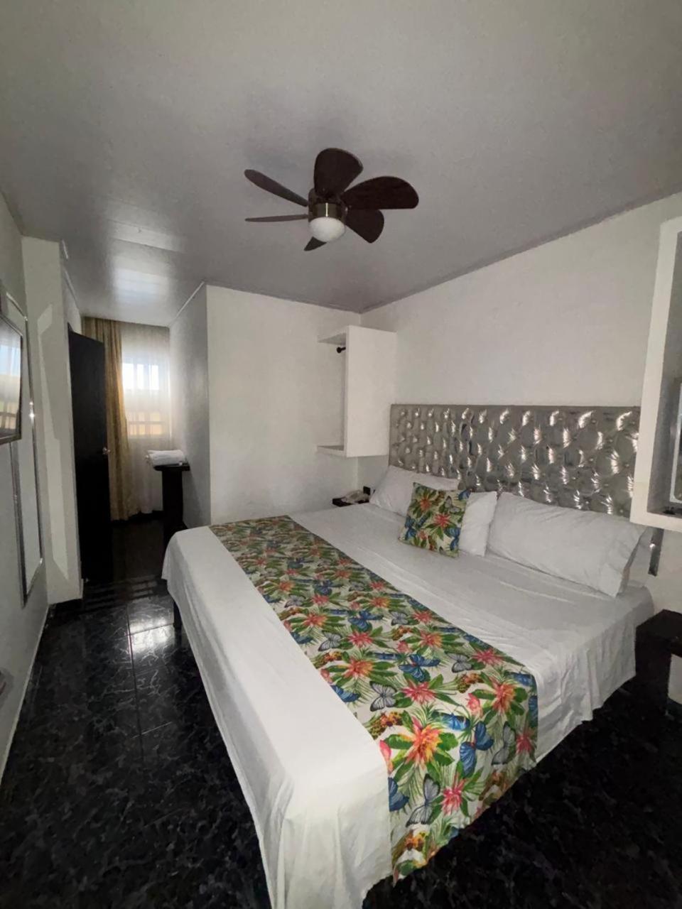 Deluxe King Room photo 3