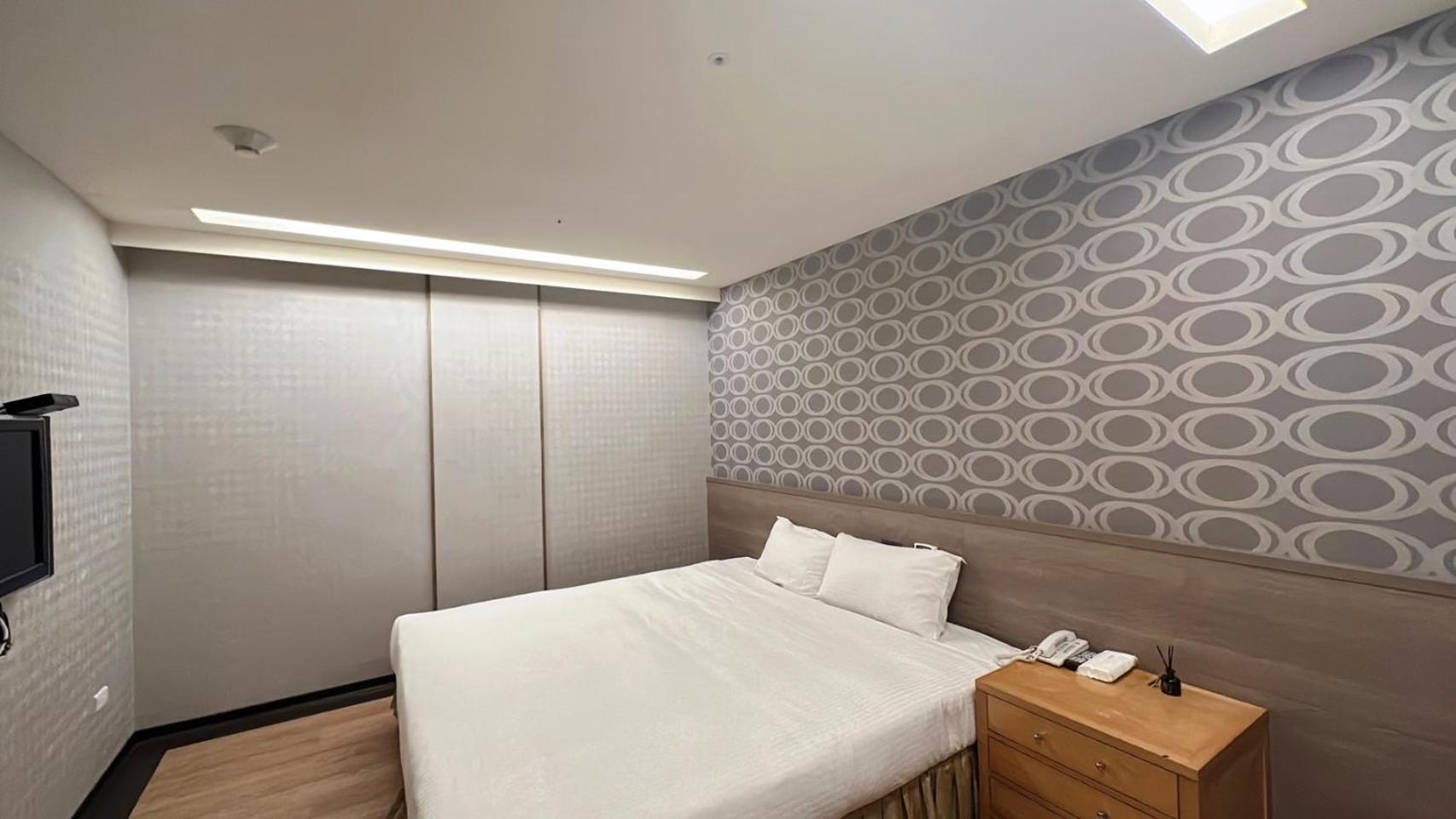 Double Room - No Window