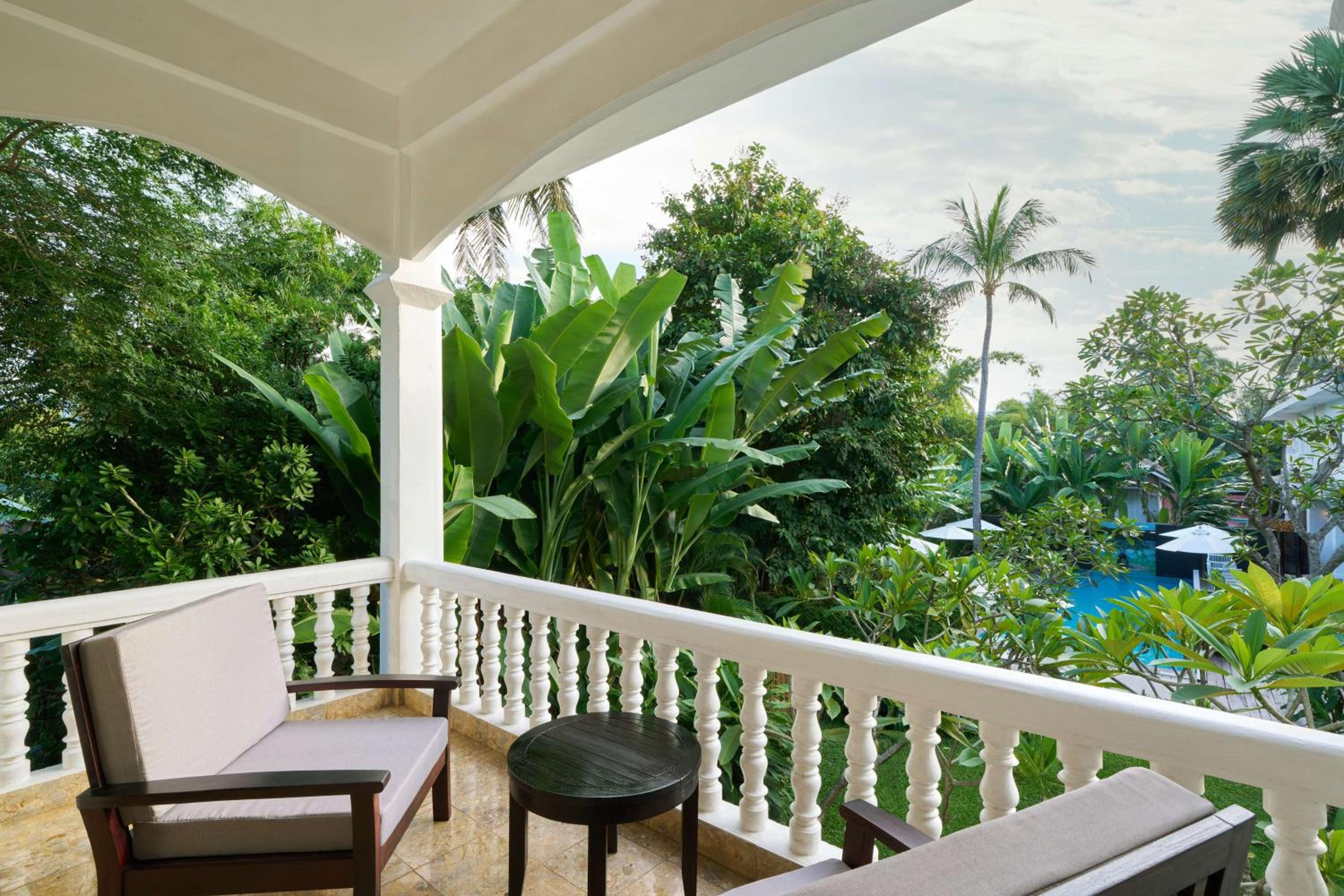 Garden Wing King - Pool View - Photo 1