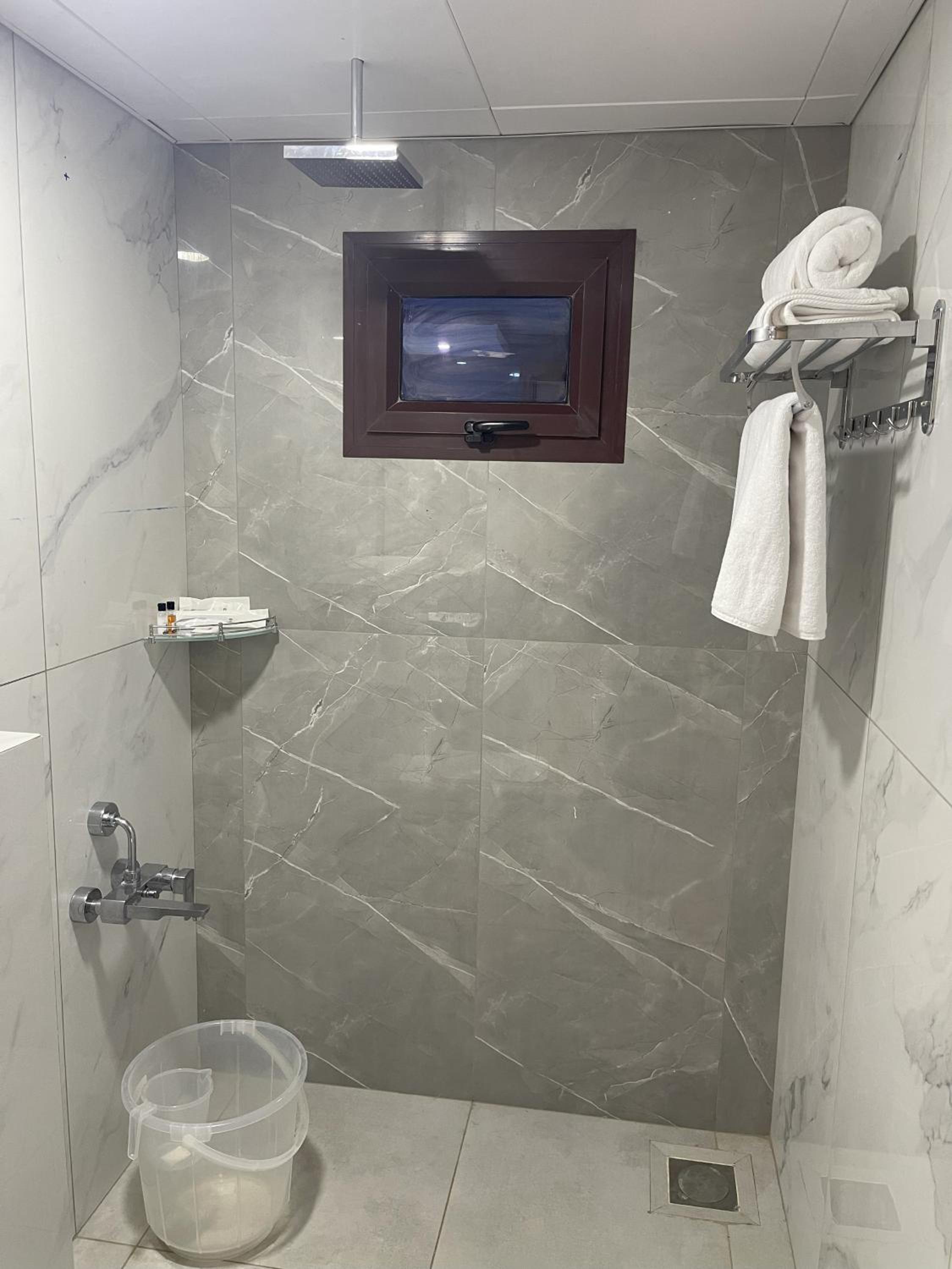 Standard King Room - Photo 6