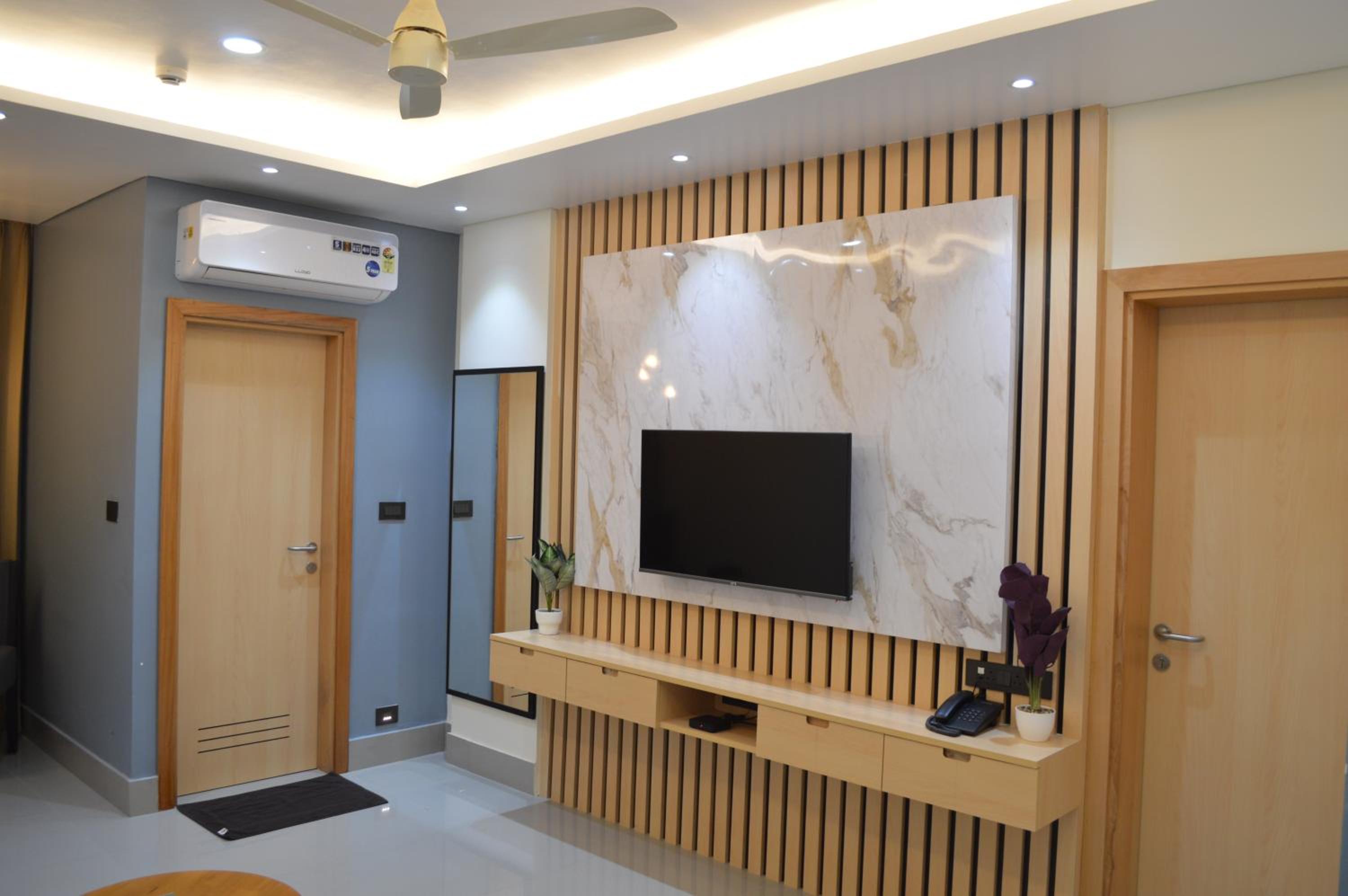 Executive Suite - Photo 6