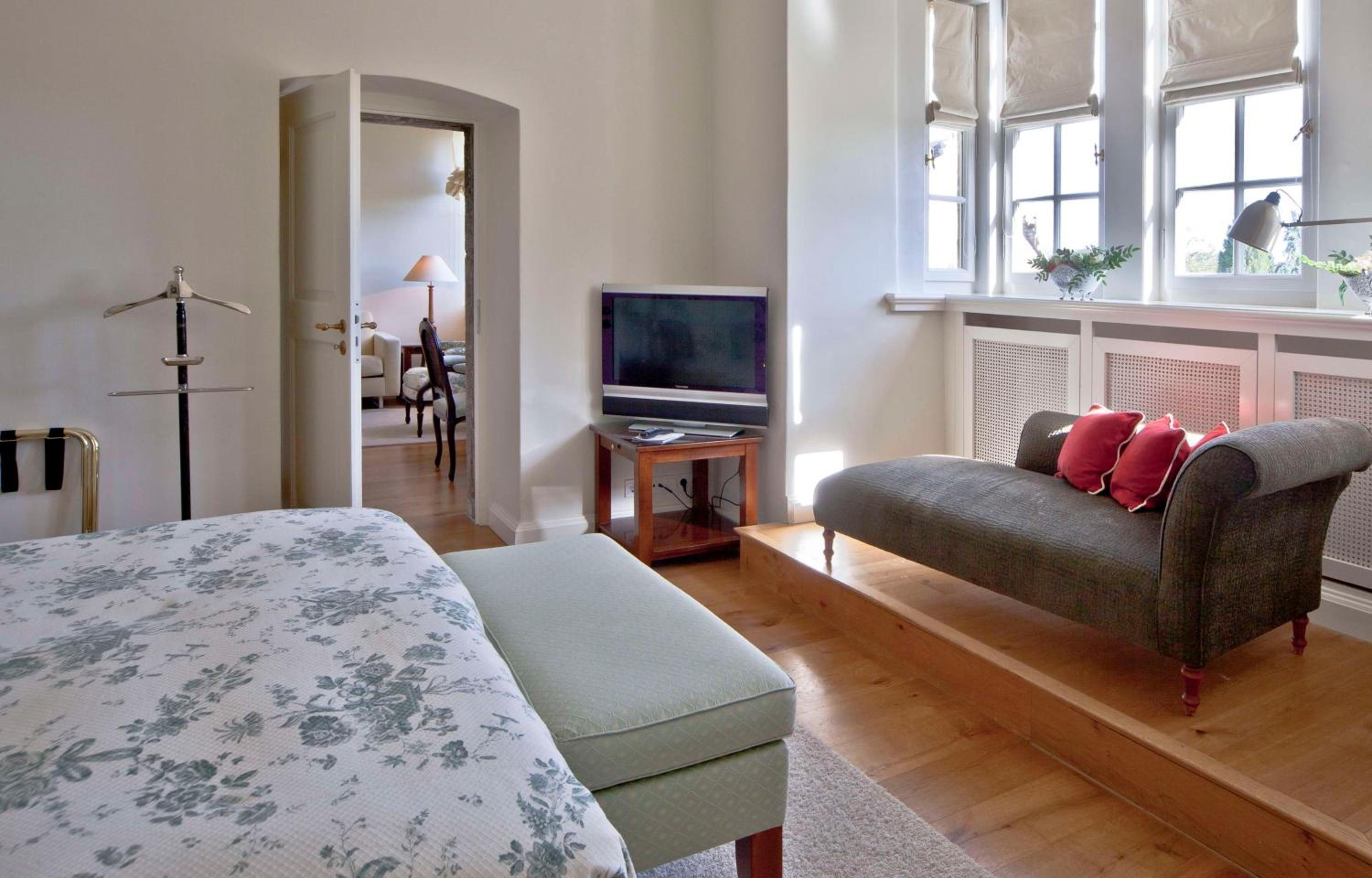 Suite - Photo 1