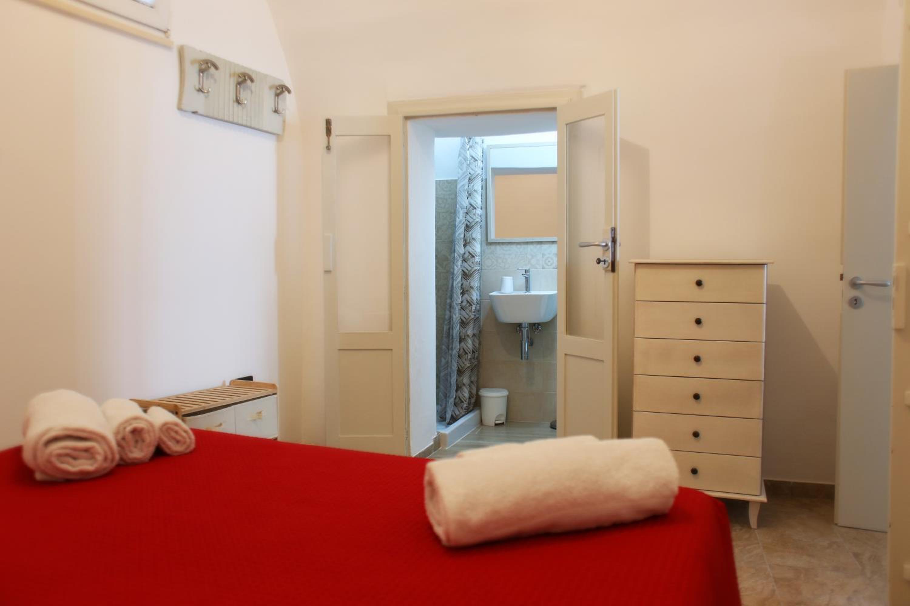 One-Bedroom Apartment photo 1
