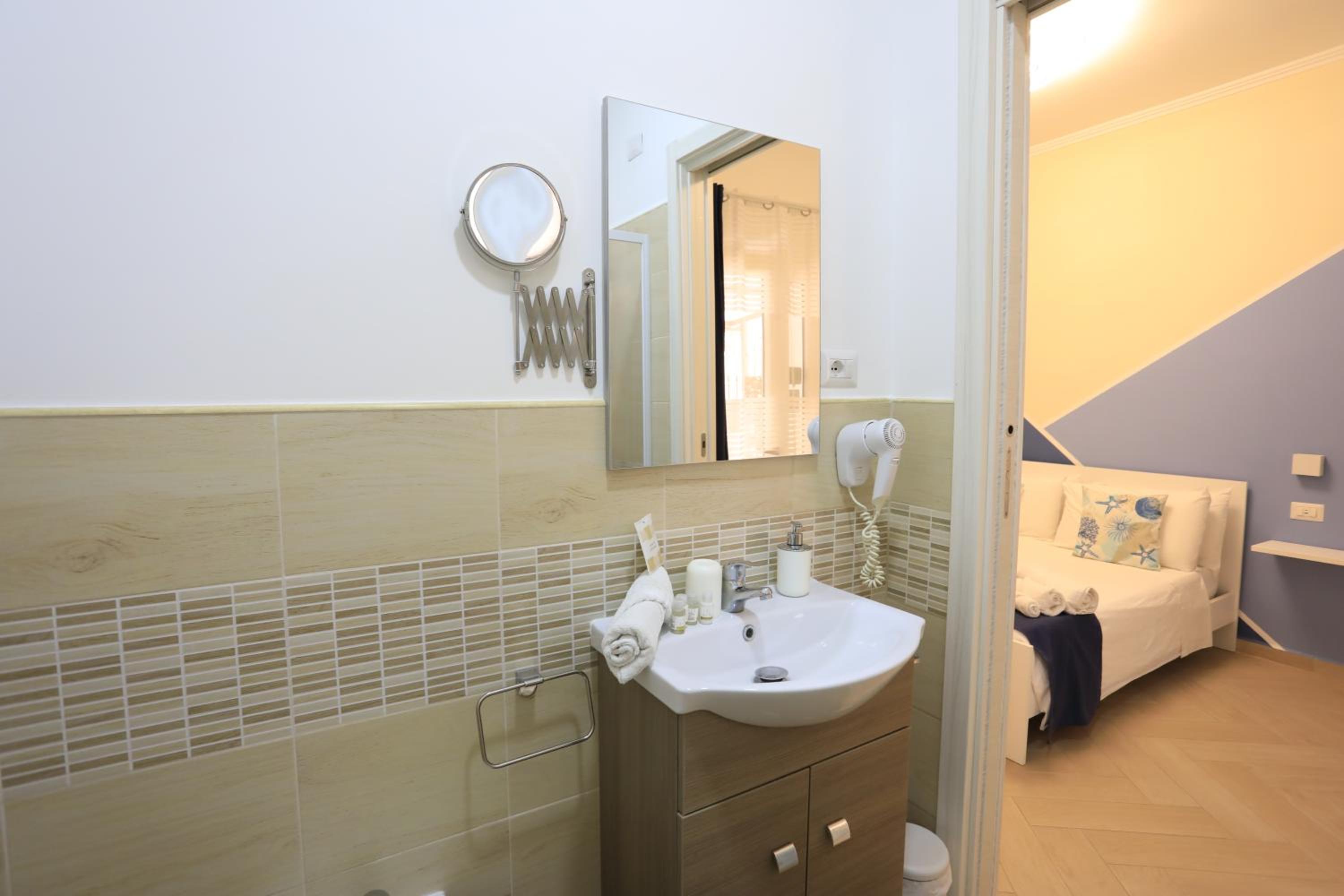 Economy Double Room - Photo 8