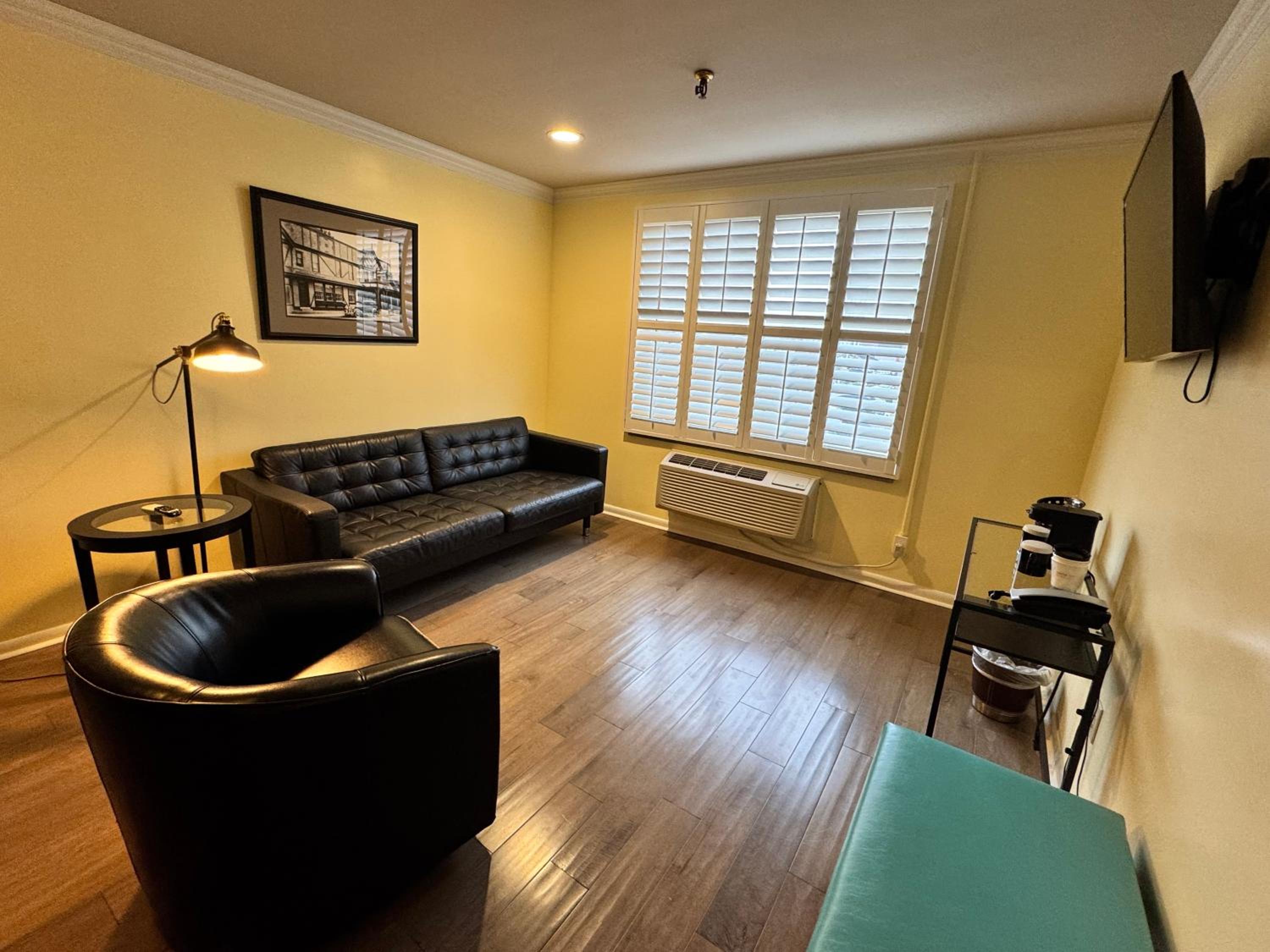 Deluxe King Suite photo 2