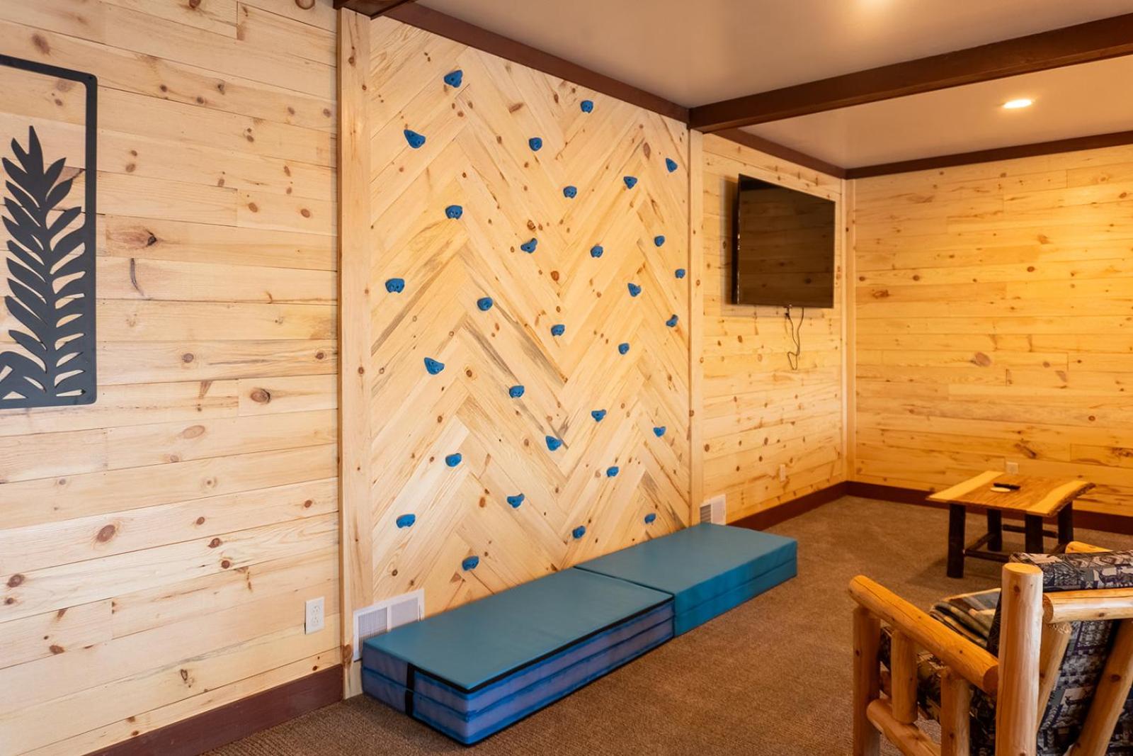 Five-Bedroom House - Photo 4