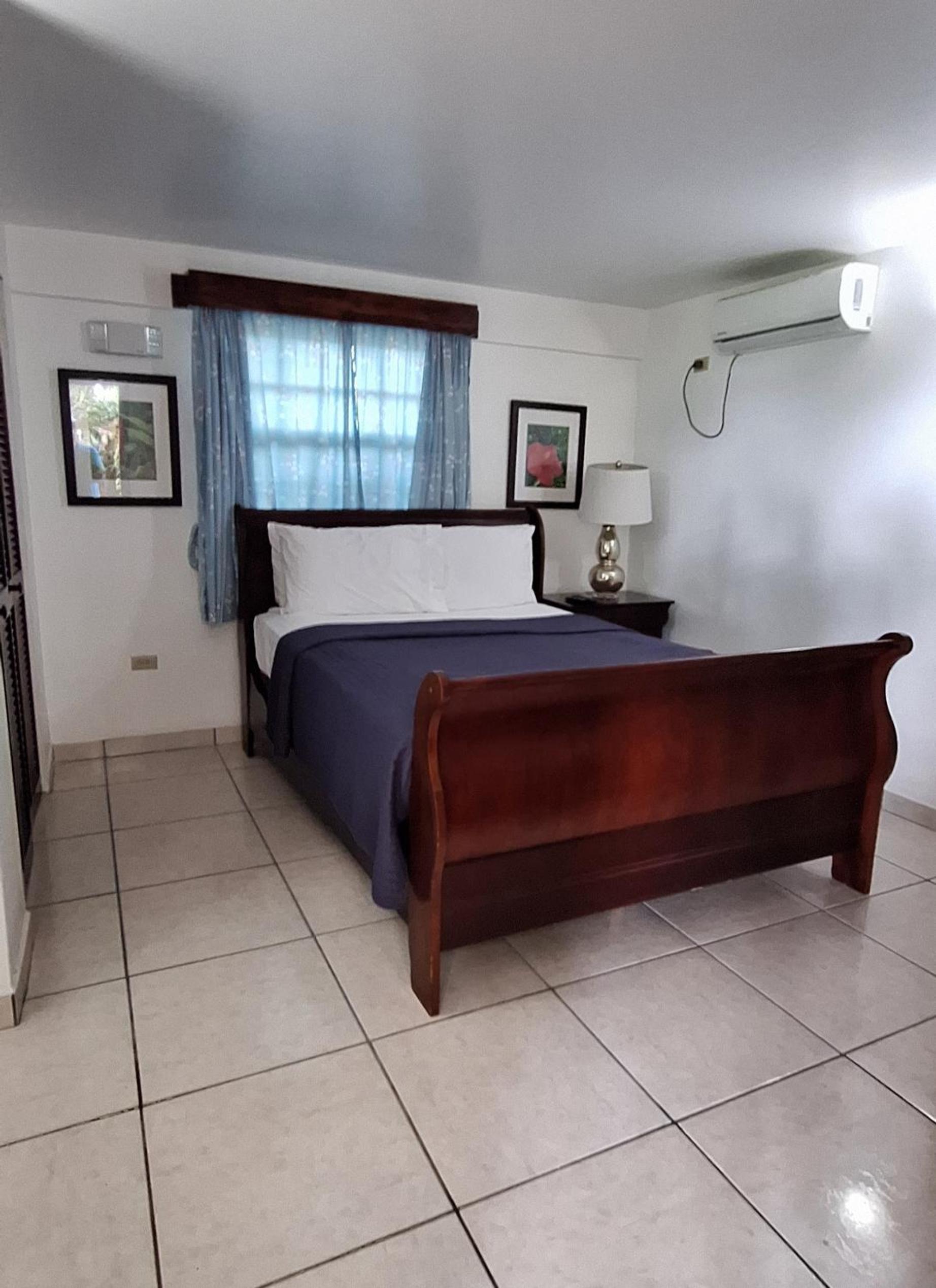 Queen Room photo 1