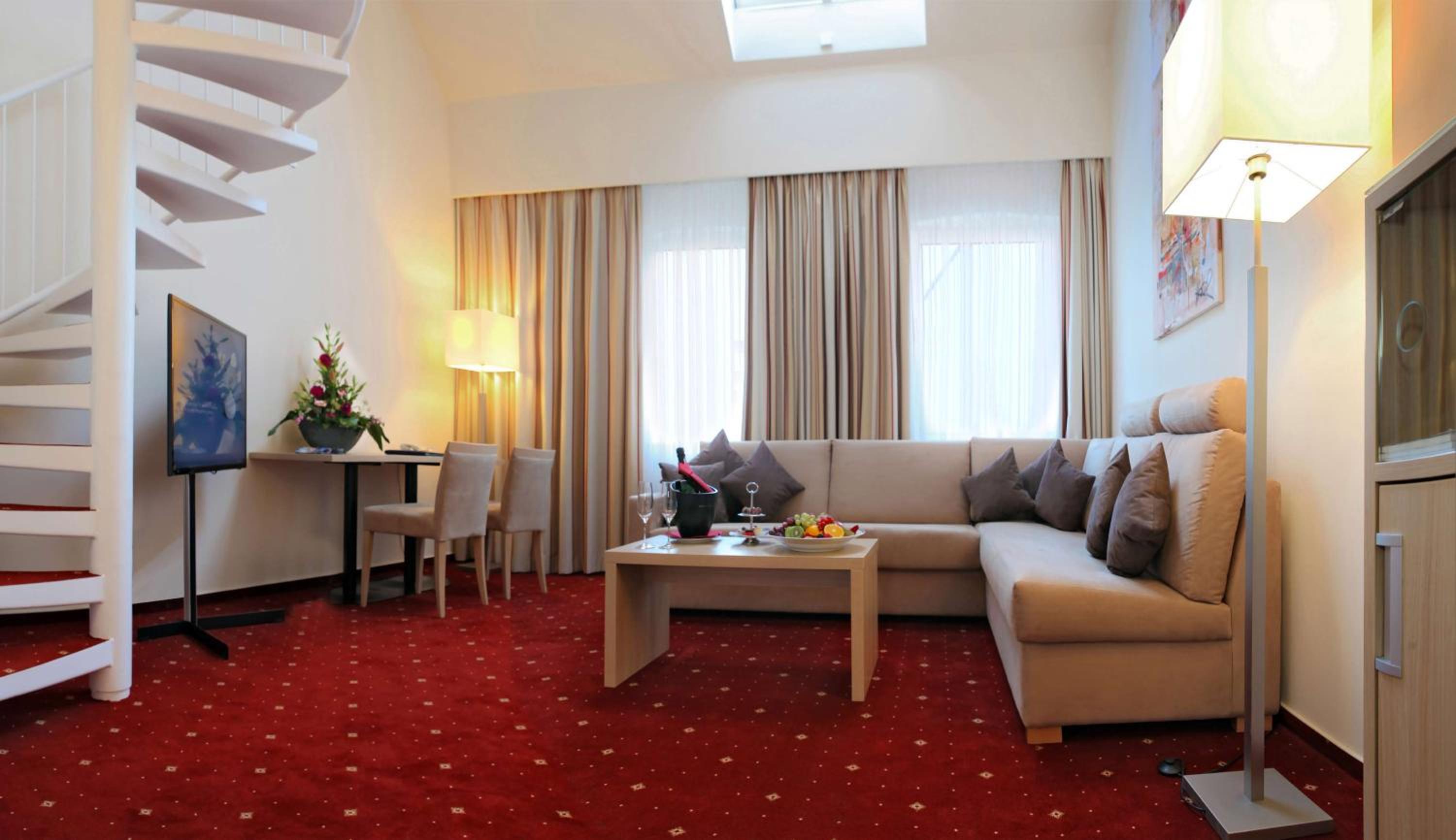 Suite - Photo 2