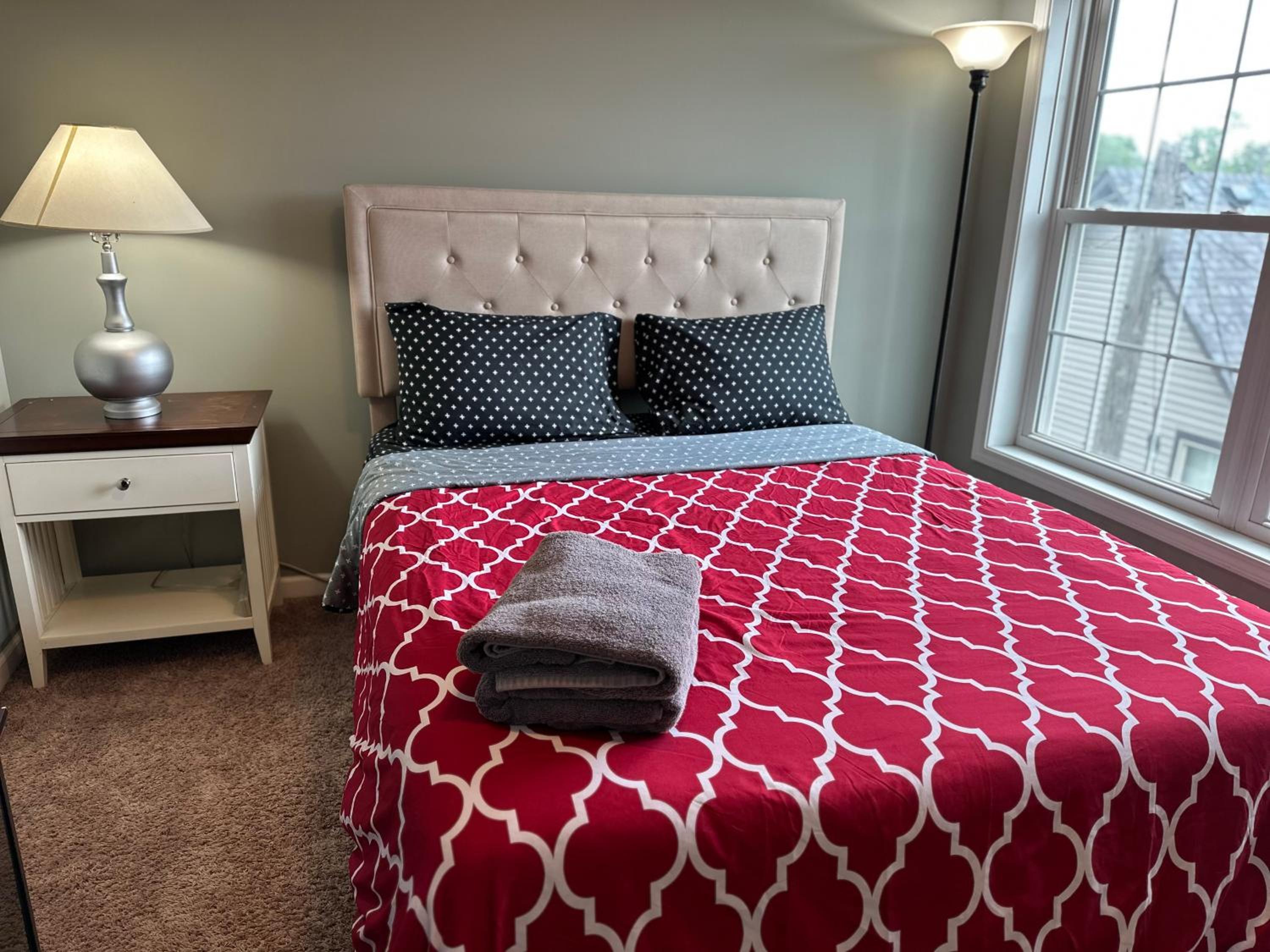 Queen Room with Shared Bathroom photo 3
