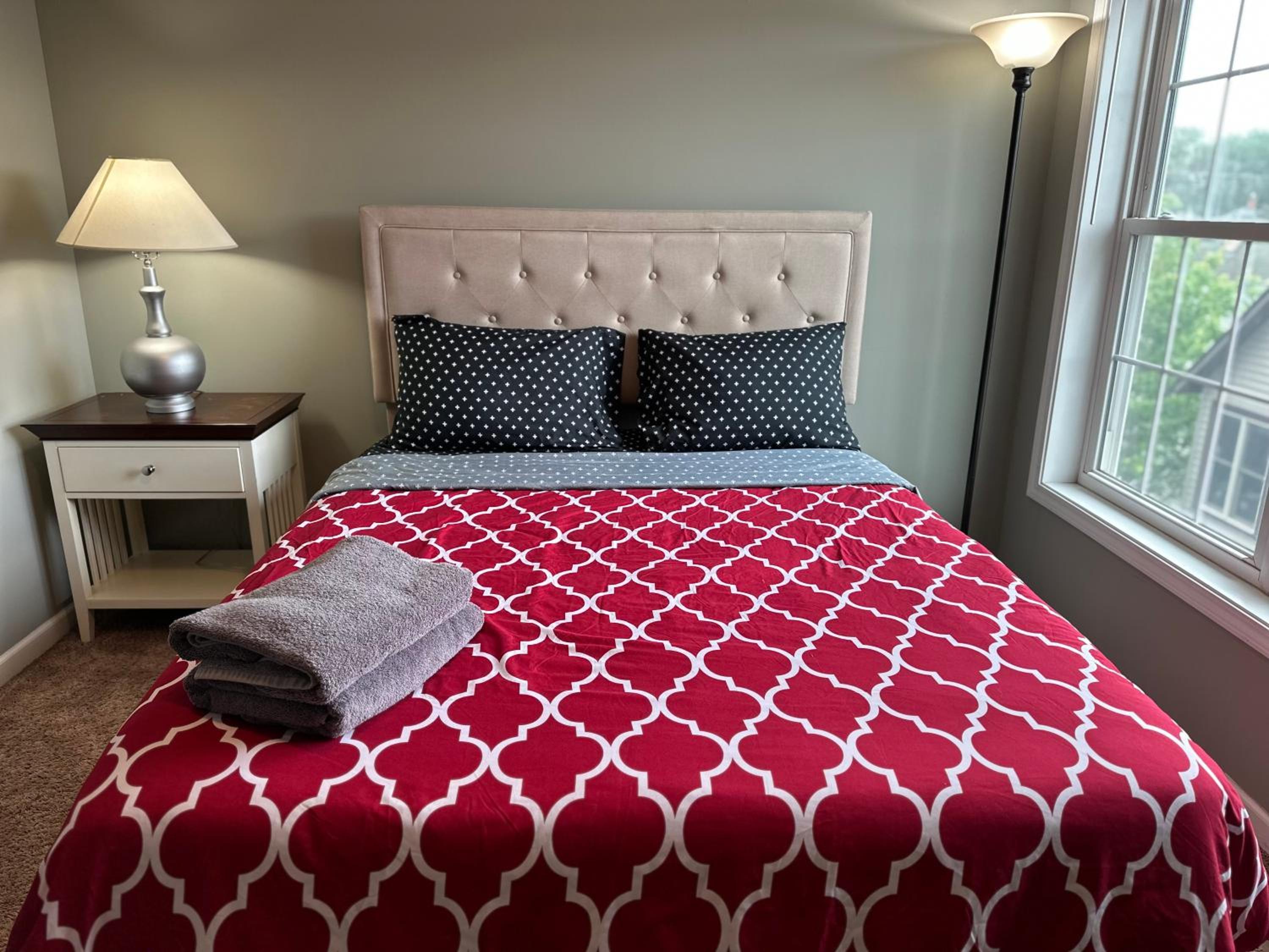 Queen Room with Shared Bathroom photo 2