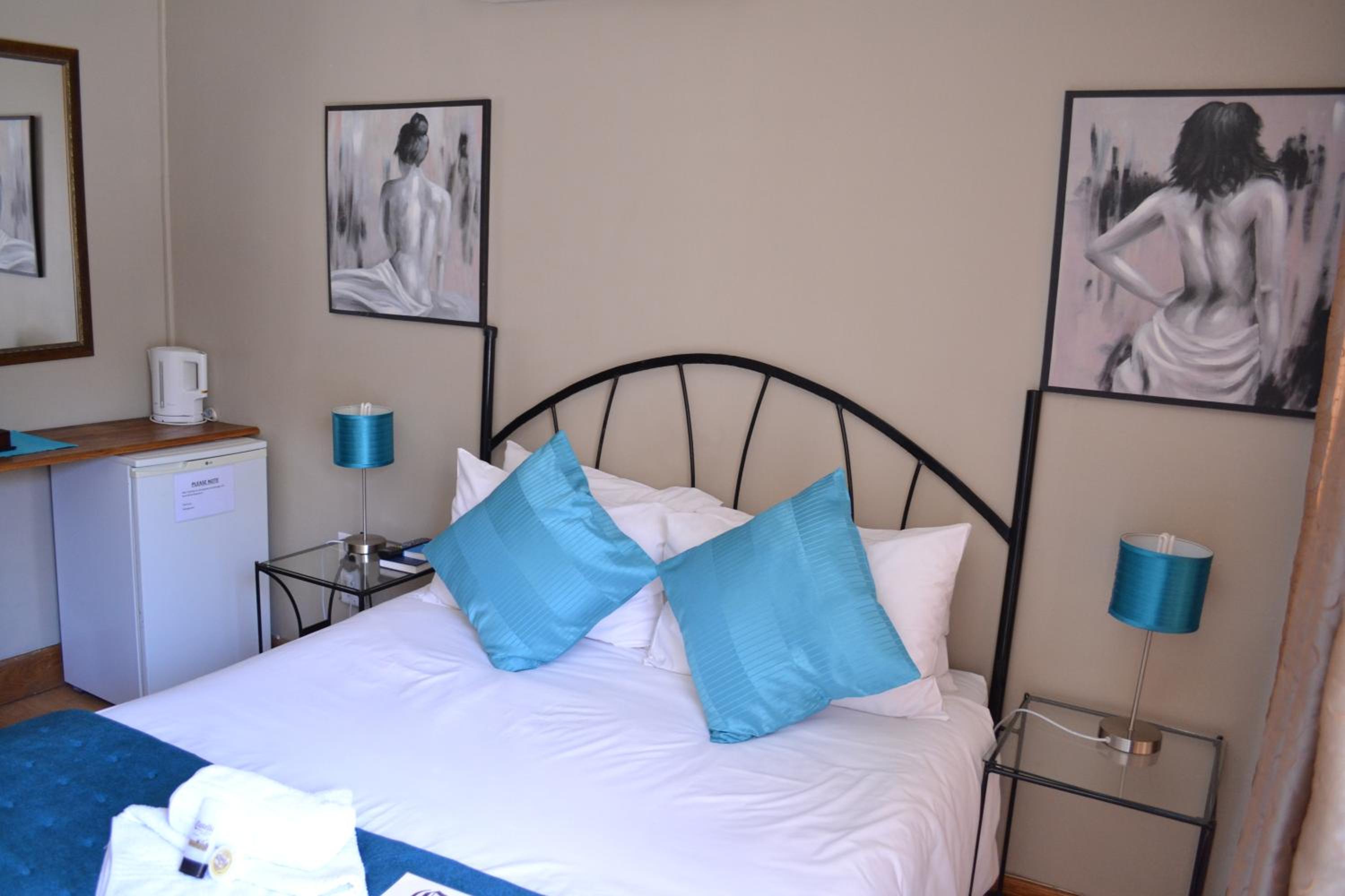Standard Double Room - Photo 7