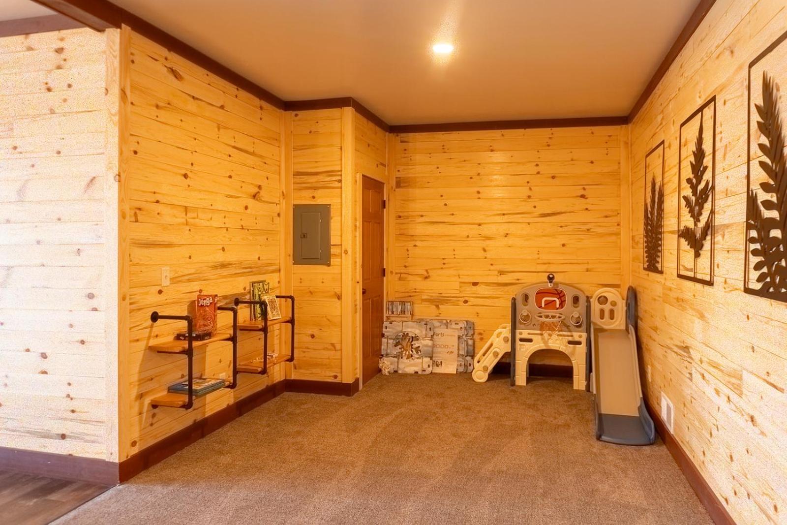 Five-Bedroom House - Photo 21