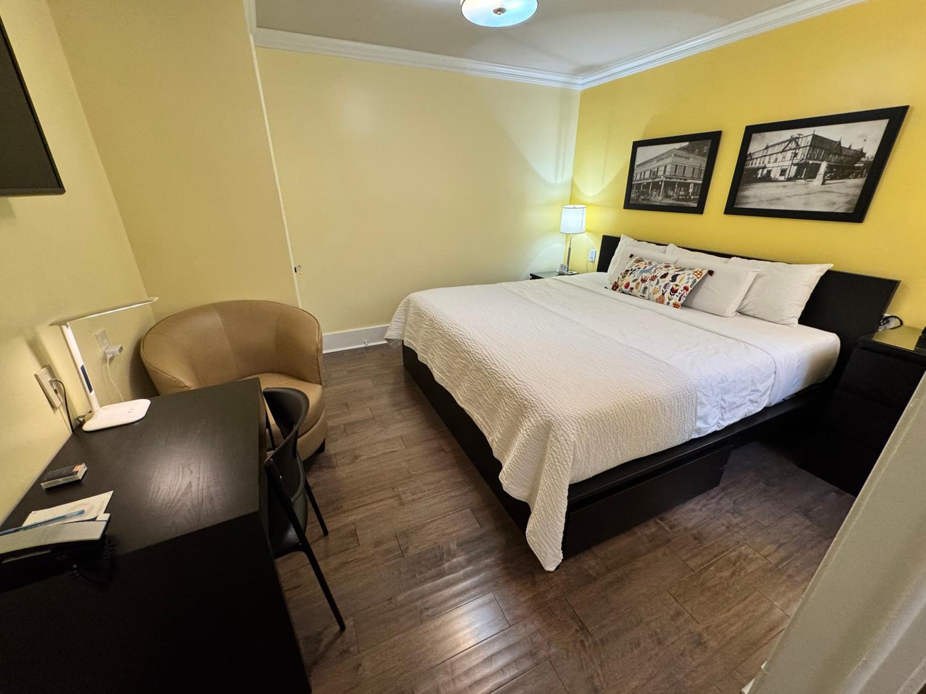 Deluxe Queen Suite