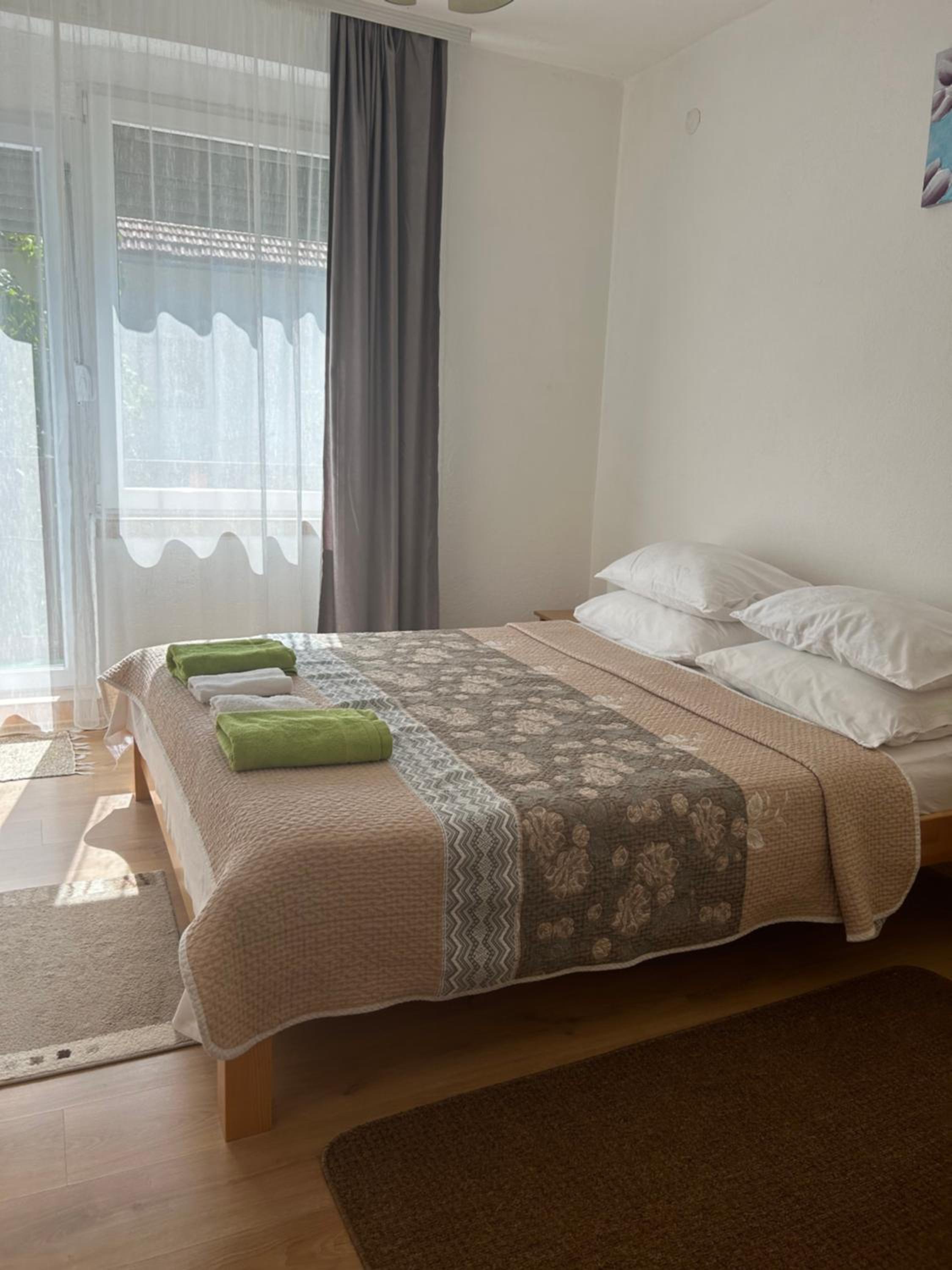 Apartment with Balcony - Photo 14