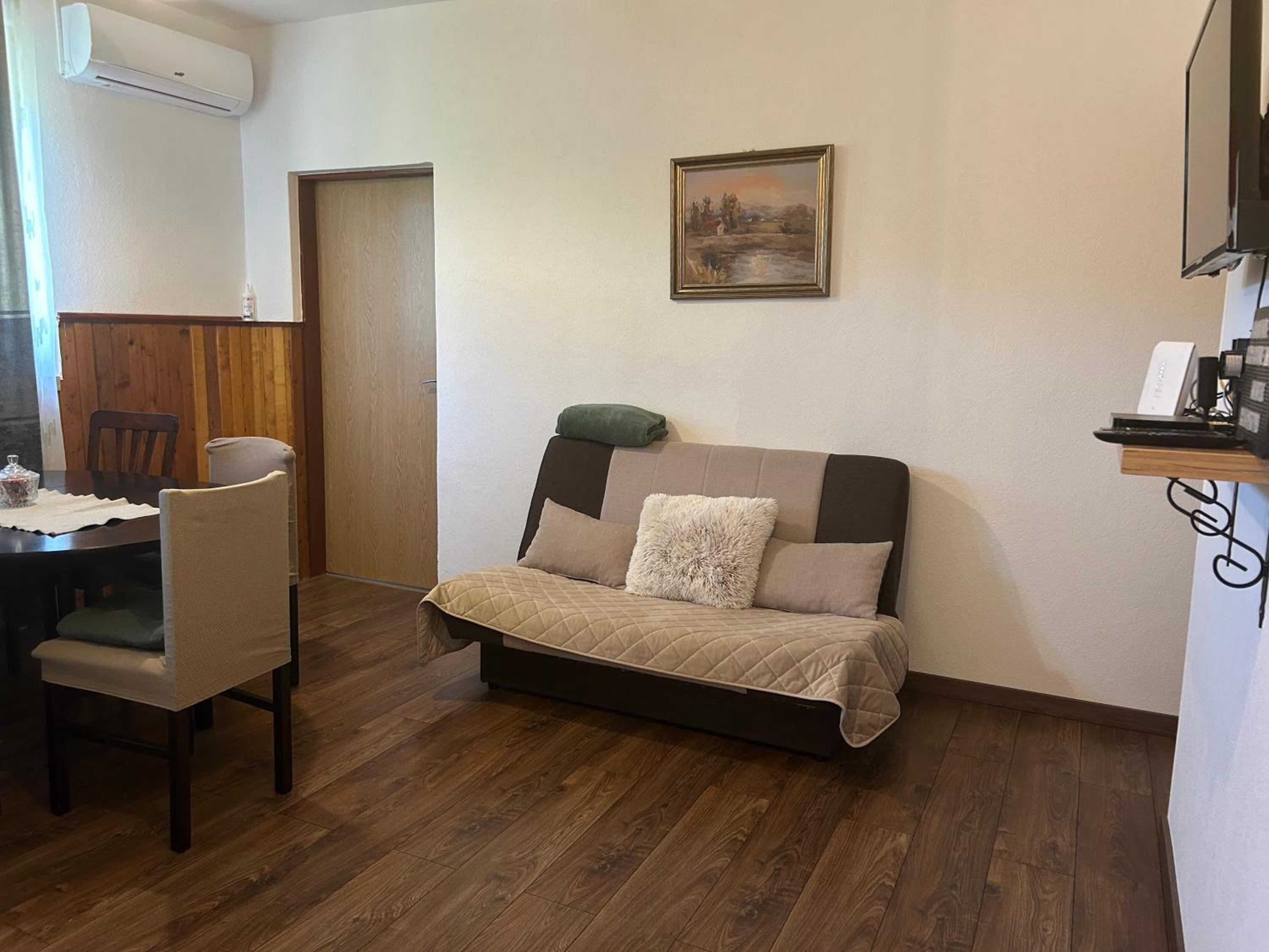 Apartment with Balcony - Photo 7