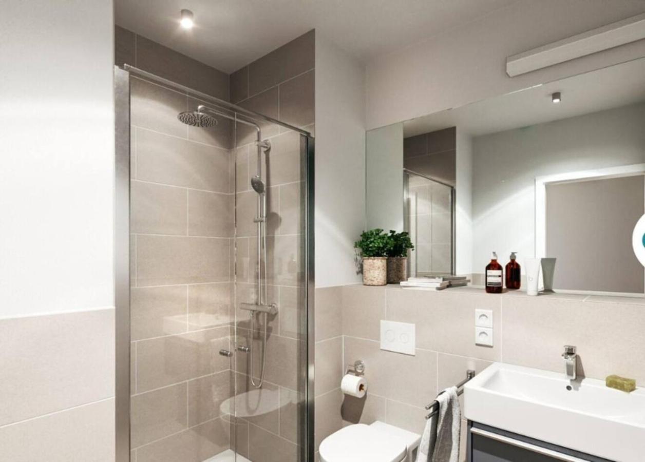 Queen Room with Shared Bathroom photo 2