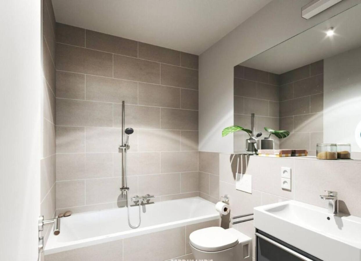 Queen Room with Shared Bathroom photo 3