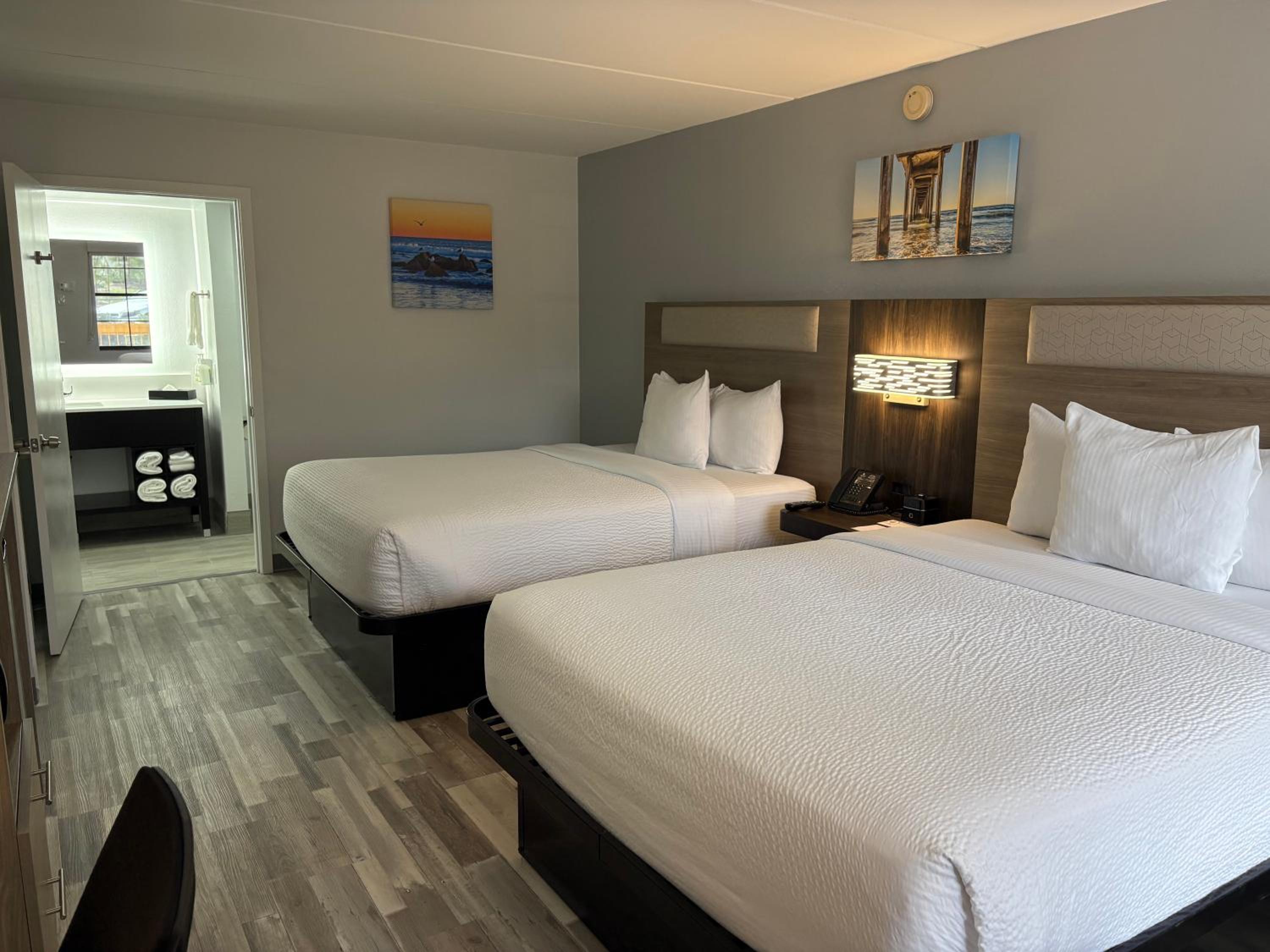 Deluxe King Room - Non-Smoking - Photo 2